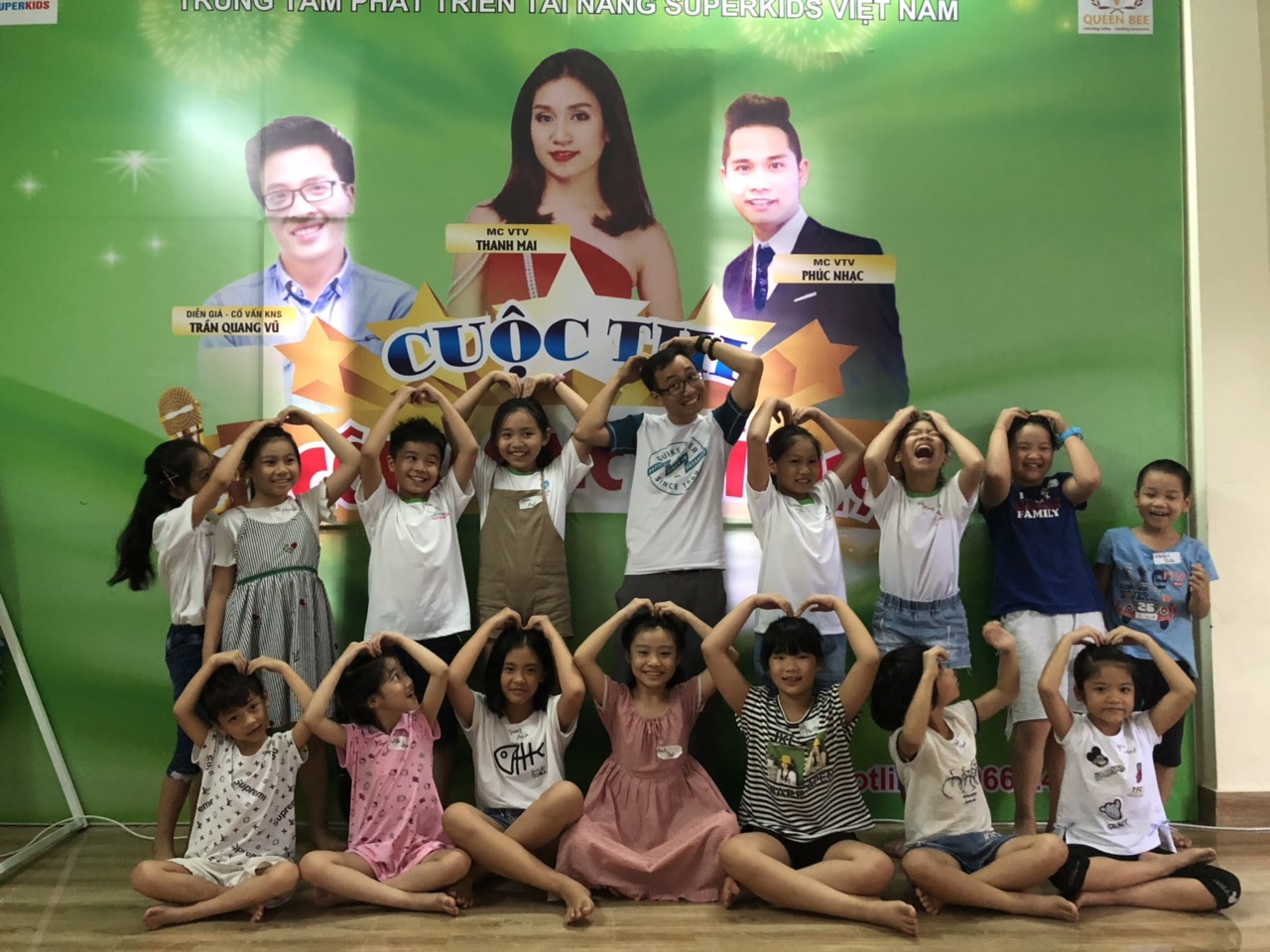 Lớp MC nhí Superkids vui, cực vui với Giảng viên Quốc Anh 