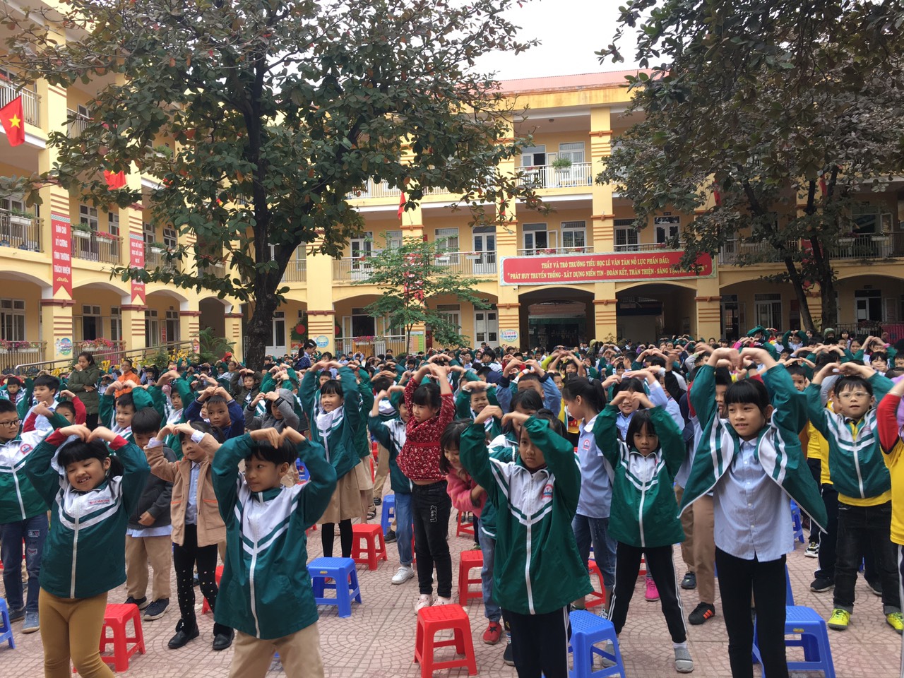 Chào tháng 12 với chương trình ngoại khóa tại trường Tiểu học Lê Văn Tám