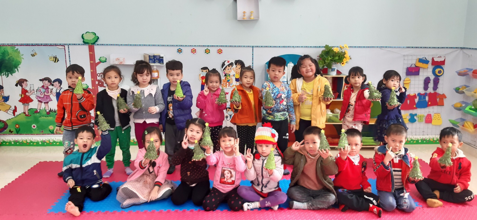 BÉ LÀM CÂY THÔNG NOEL TRANG TRÍ GIÁNG SINH