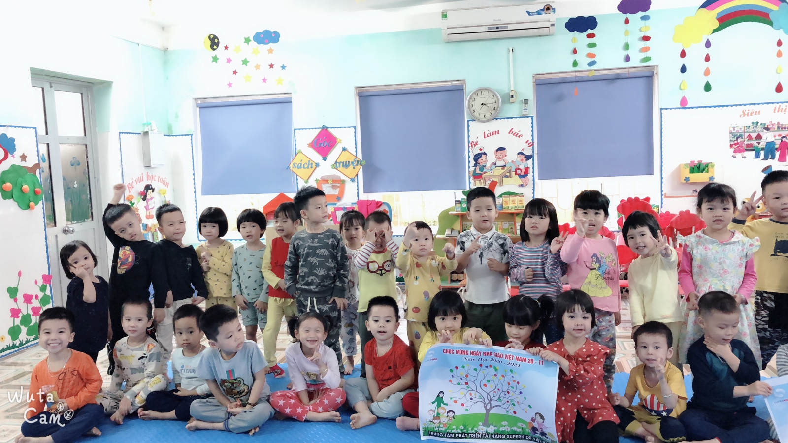 CÁC BẠN NHỎ MẦM NON HÁO HỨC LÀM TRANH VÂN TAY MỪNG  THẦY CÔ NGÀY NHÀ GIÁO VIỆT NAM 20-11