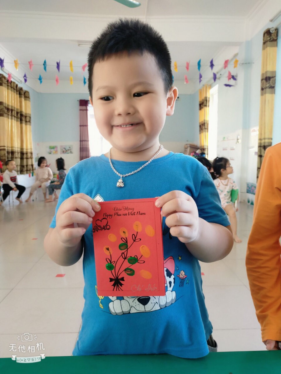 Hoạt động trải nghiệm: Làm thiệp tặng bà, tặng mẹ nhân ngày 20/11