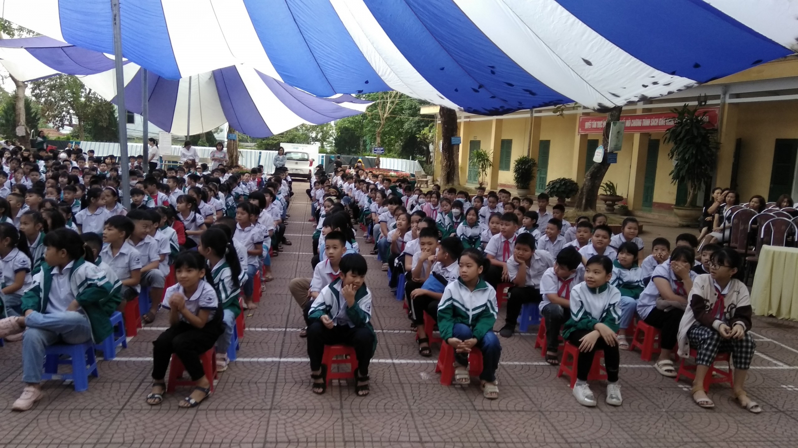 LÀM THẾ NÀO ĐỂ XÂY DỰNG VĂN HÓA ỨNG XỬ HỌC ĐƯỜNG