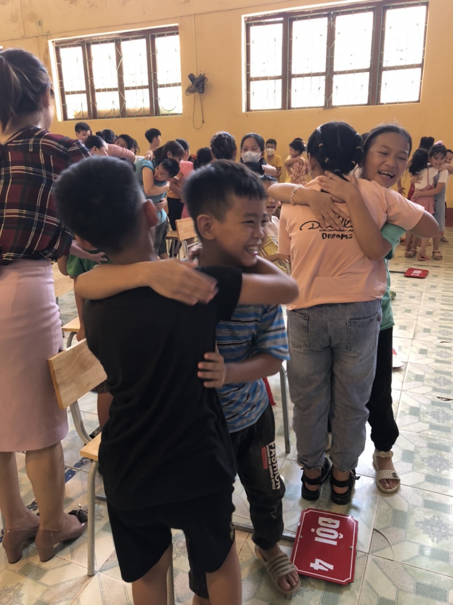 Văn hoá ôm yêu thương. Gắn kết tình cảm gia đình, tình thầy trò, bạn bè. Giúp mọi người hạnh phúc hơn trong cuộc sống