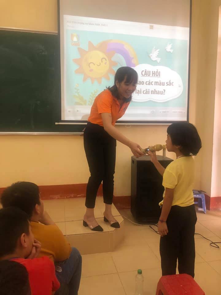 Các con hăng hái lên phát biểu