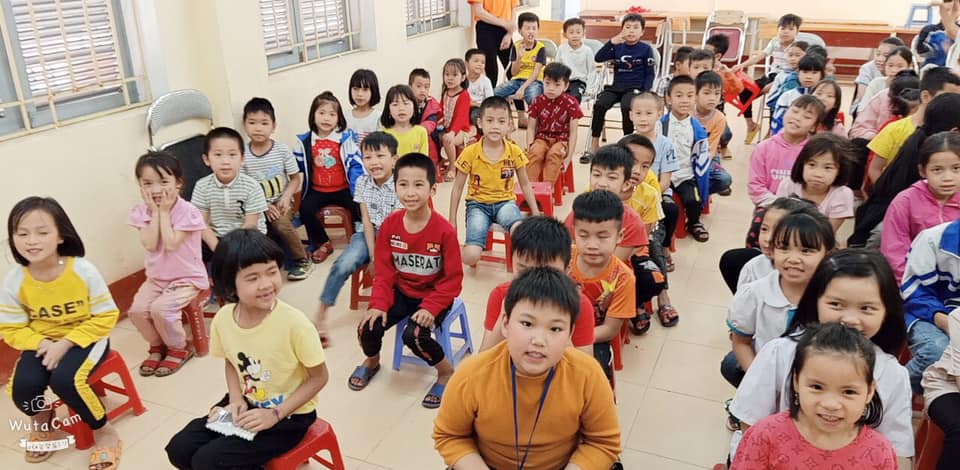 Các bạn rất chăm chú lắng nghe cô giảng bài