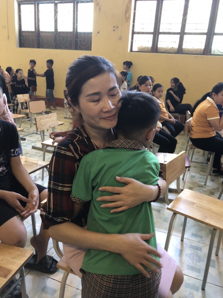 Những cảm xúc vỡ oà, nghẹn ngào, xúc động, những cái ôm siết chặt của ba mẹ và các con trong chuyên đề Biết ơn cha mẹ