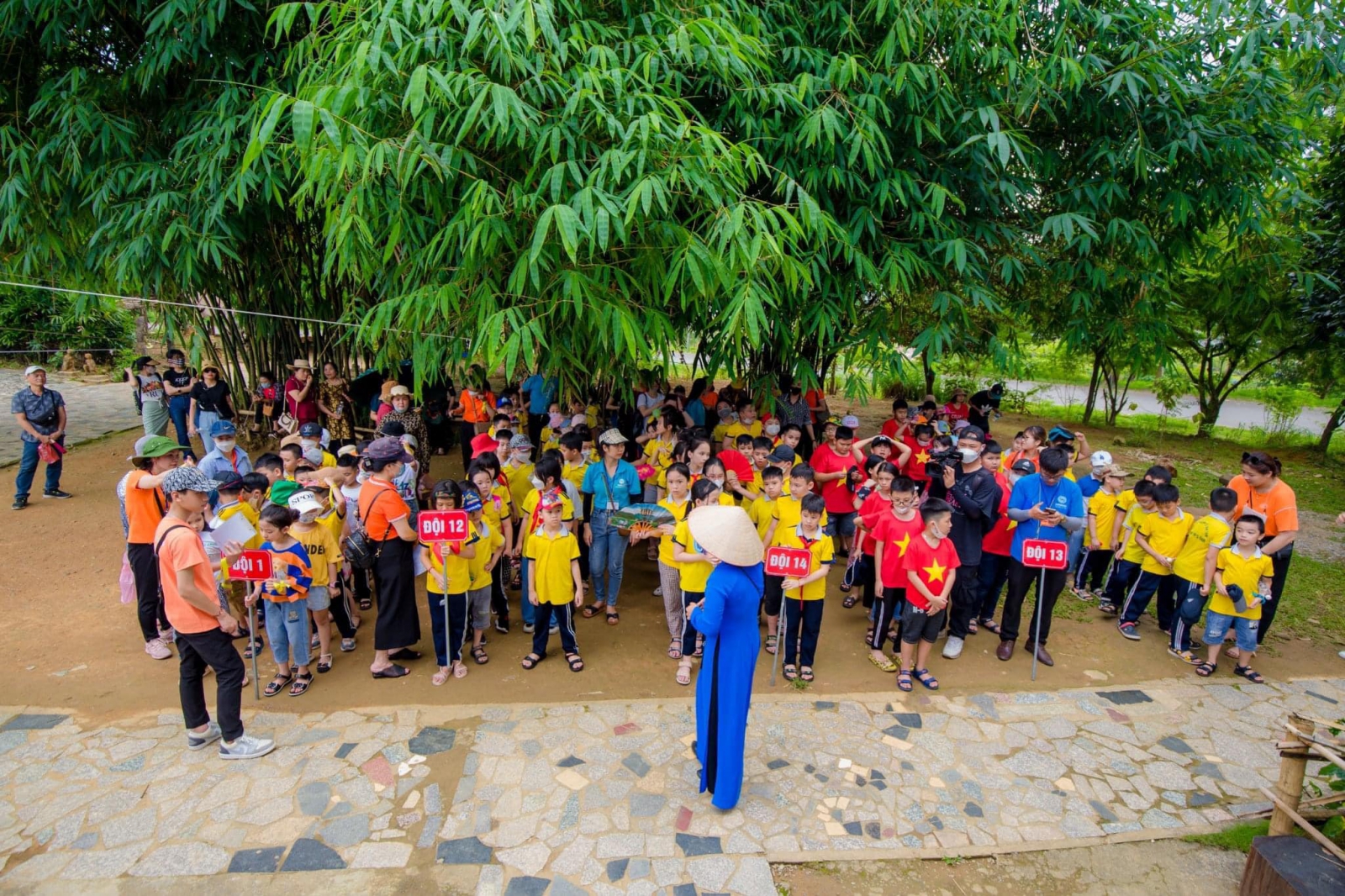 Nghe hướng dẫn viên giới thiệu "Nhà sàn Ê đê"