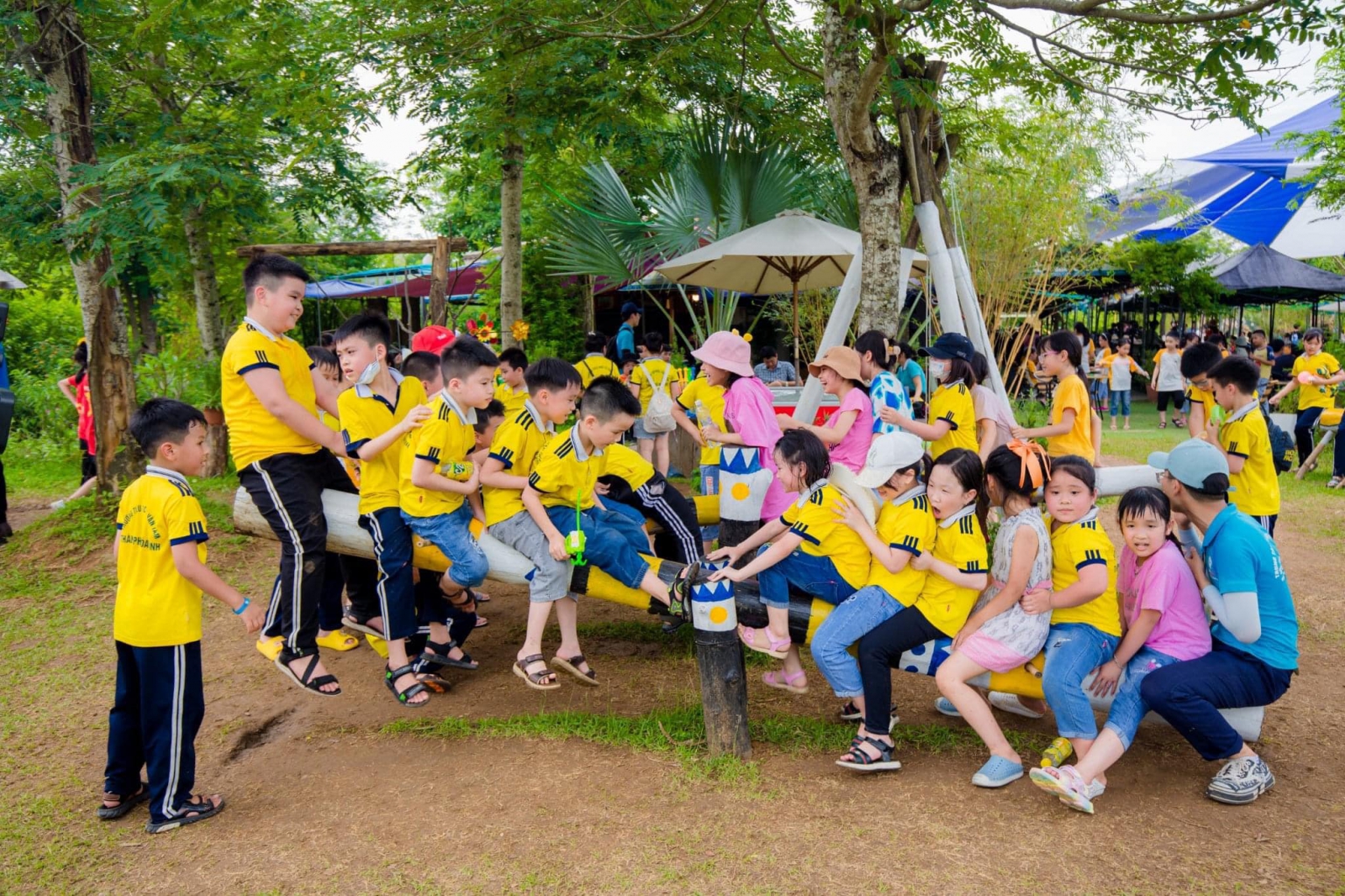 Các em học sinh chơi trò chơi tại sân "Làng 54 dân tộc"