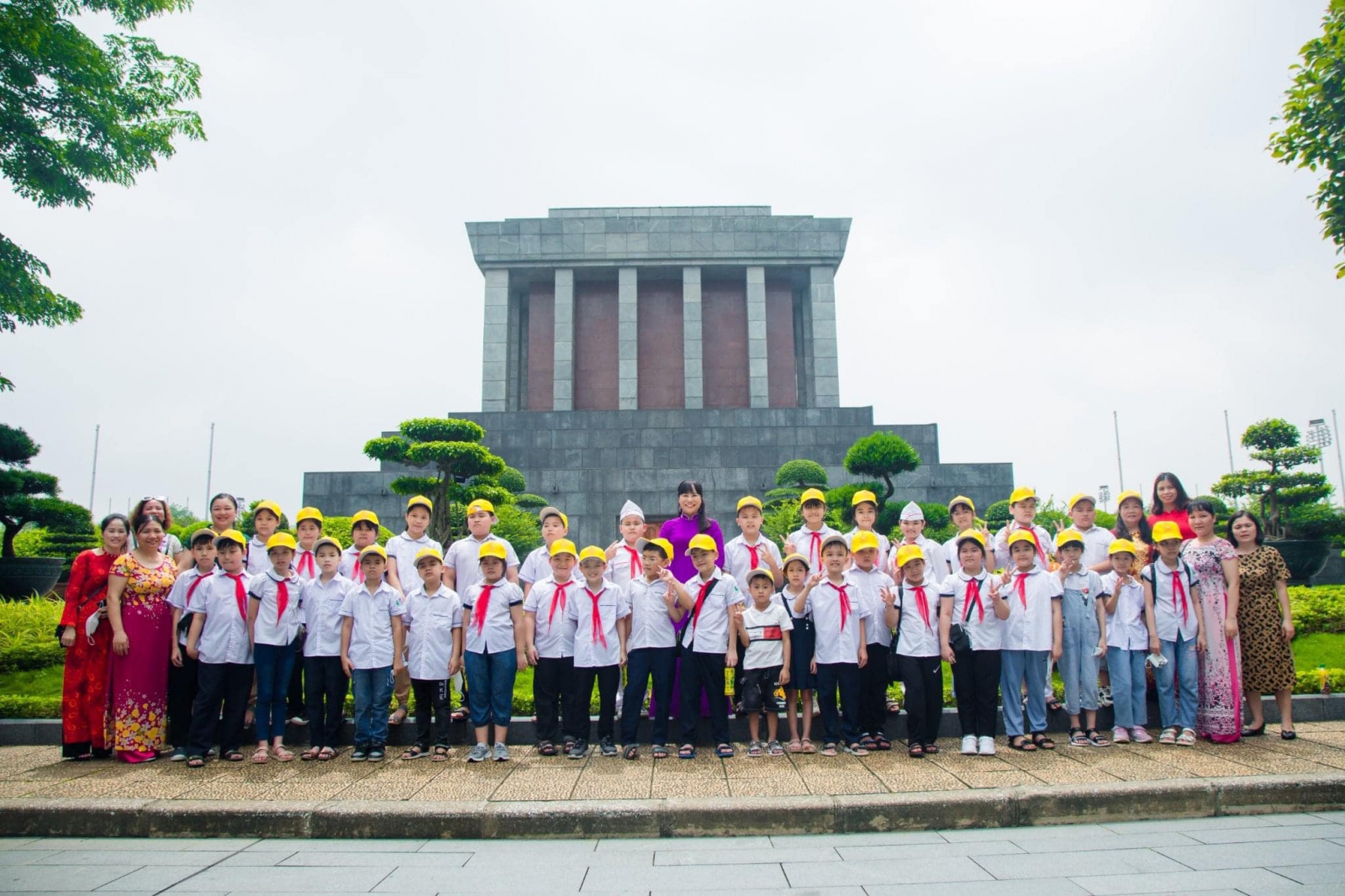 Trường Tiểu học Lý Tự Trọng phối hợp với nhà trường tổ chức "Du lịch trải nghiệm" đến thăm lăng Bác