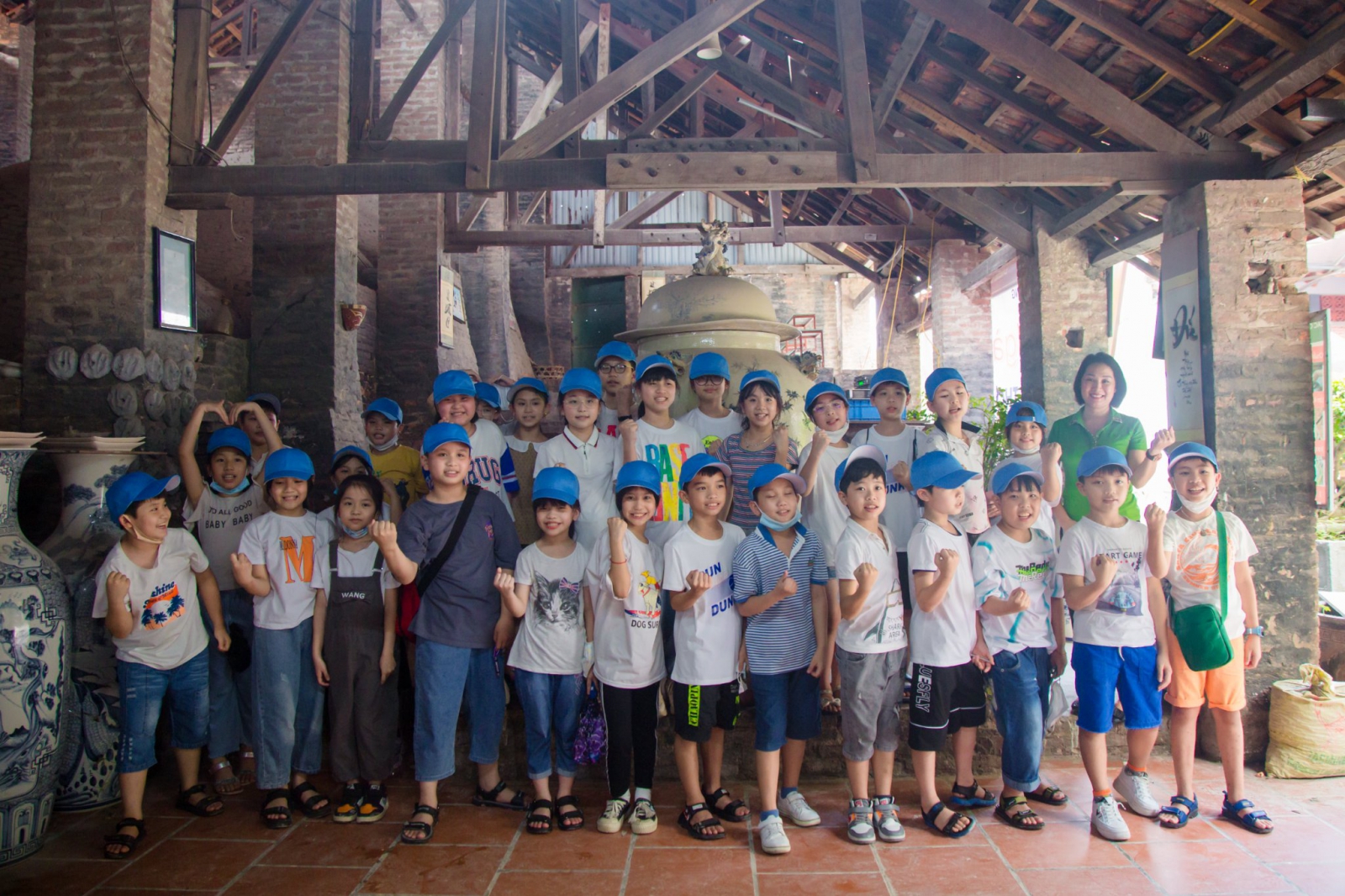 Giáo viên và học sinh tham quan các sản phẩm tại Làng Gốm Bát Tràng