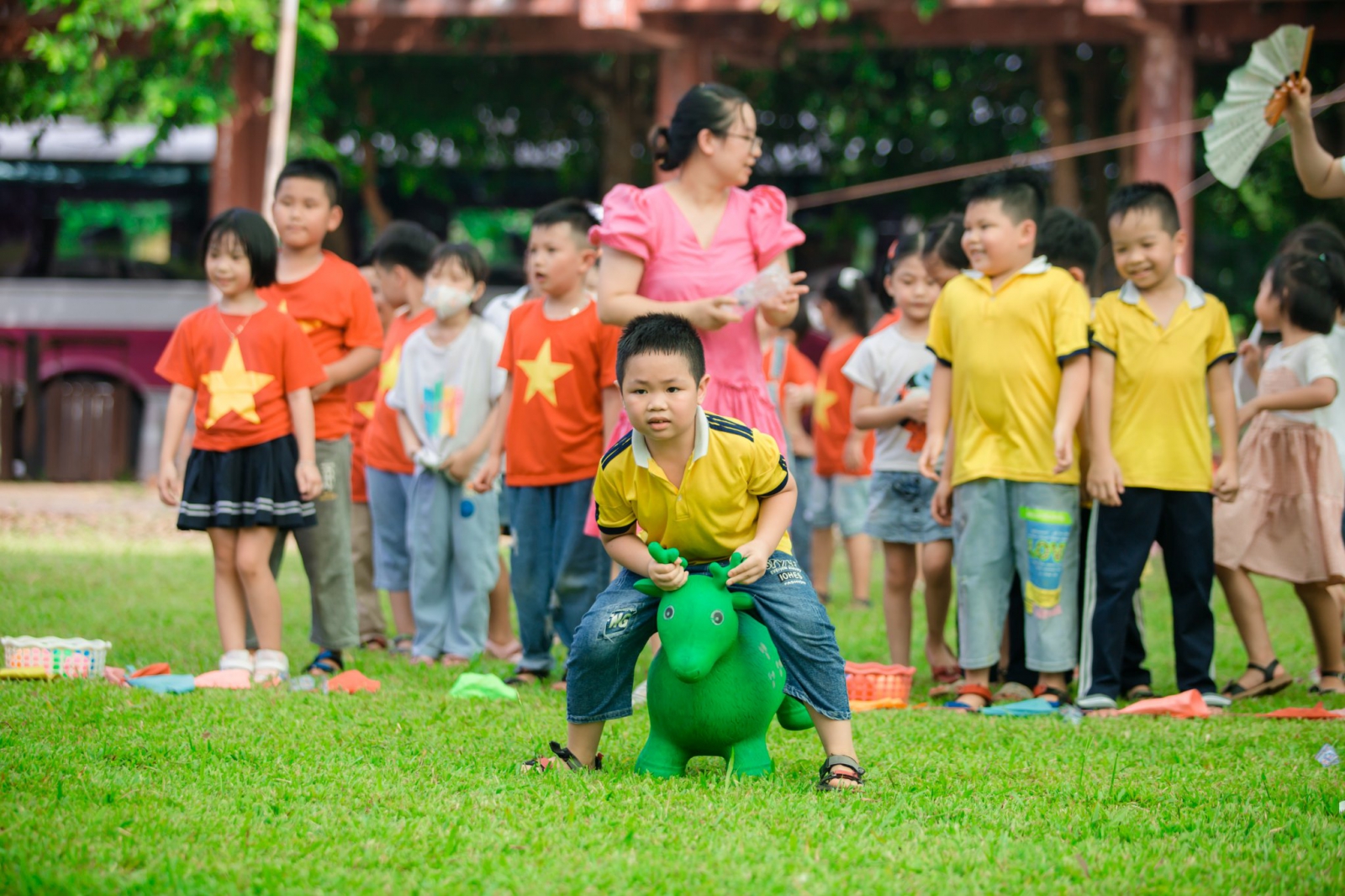 Chặng đua "Ngụa con kỳ thú" ở chặng đua này qua trò chơi rèn luyện cho các bạn học sinh kỹ năng nhanh nhẹn khéo léo, linh hoạt của đôi chân và tay.