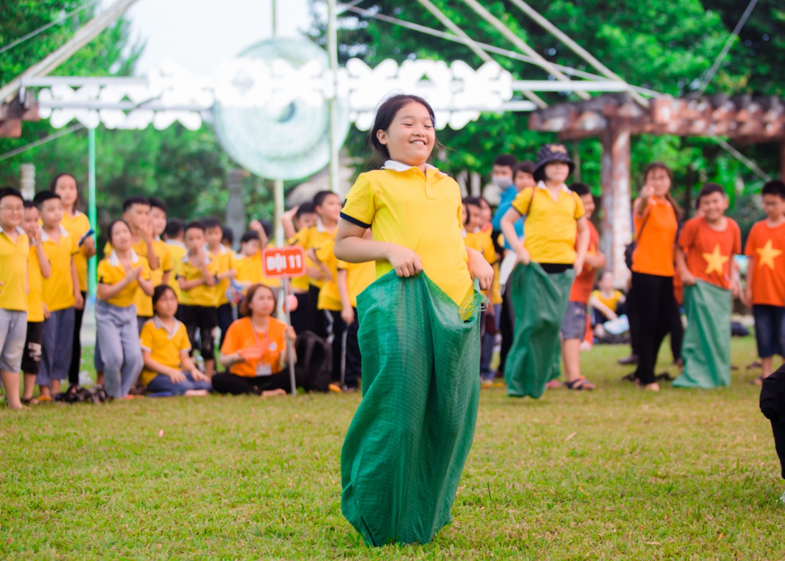 Chặng đua "Nhảy bao bố" Là trặng đua các bạn tham gia rất tích cực.