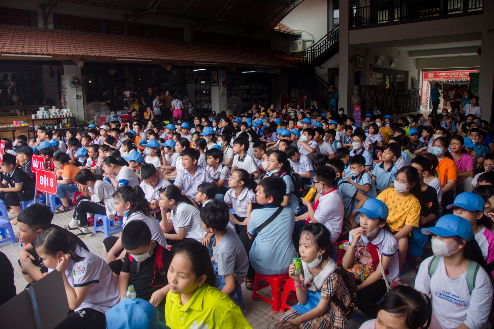 Trải nghiệm "Em là thợ gốm tài ba" Tại Làng Gốm Bát Tràng Cùng theo chân chúng con thực tập trở thành 1 thợ làm gốm nha ba mẹ. Chúng con vào Lò Bầu - lò gốm cổ nhất của Bát Tràng. Chúng con tham quan cả quy trình làm gốm. Nơi đây có nhiều vật phẩm hàng trăm tuổi. Bác nghệ nhân đã khéo léo dạy chúng con cách làm bát gốm hình tròn, hình hoa, hình trái tim. Chúng con nô nức giơ tay xin lên làm gốm trước cả đoàn. Đã có nhiều bạn nhỏ may mắn được trổ tài trước hàng ngàn con mắt. Thao tác làm bát trái tim tưởng là khó, mà các bạn nhỏ của TH Lý Tự Trọng làm rất nhanh, cô thuyết mình còn khen ngợi các bạn ý vuốt gốm gần bằng nghệ nhân cơ. Sau khi trổ tài, các bạn vào lò gốm. Khúc này từng cặp bạn phối hợp nặn và vuốt gốm thành các hình thù khác nhau. Có vẻ như các con thích hoạt động nặn vuốt này nhất khi ở Bát Tràng nè. Và cùng nhau tô tượng để mang về làm quà. Ôi, các bạn thích làm gốm quá mà lăn xả, quần áo lấm lem, mặt mày dính bùn mà các bạn ý vui lắm cơ.