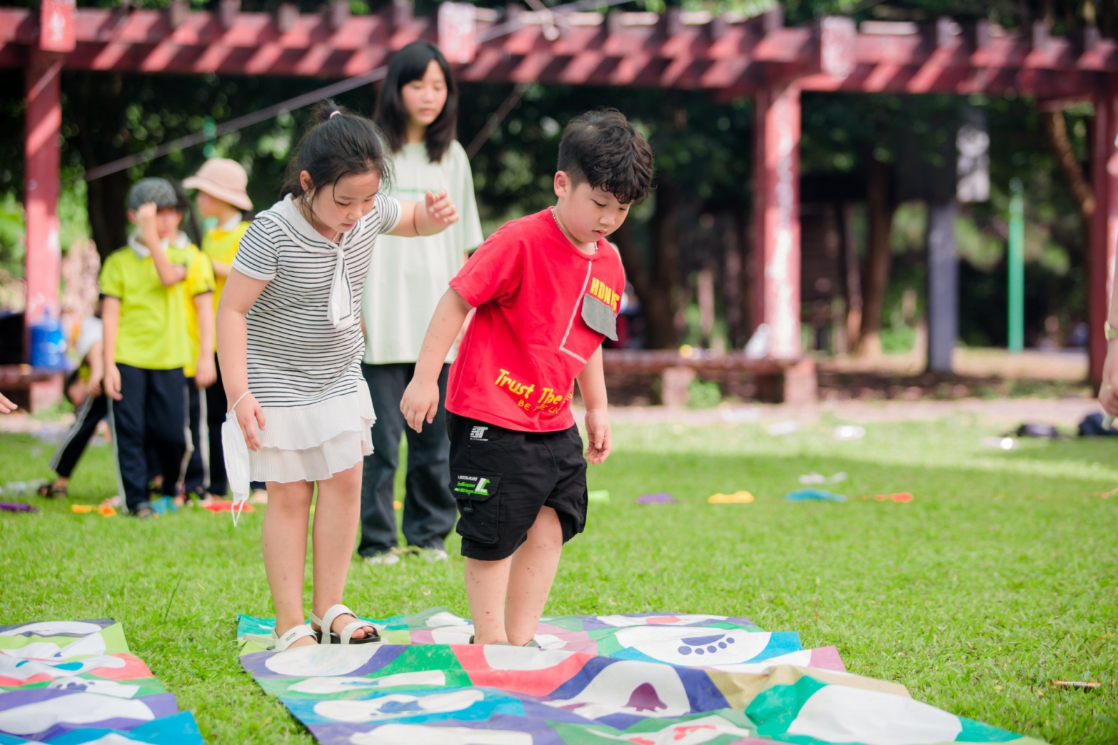 Chặng đua "Lá thăm bí ẩn" các bạn nhỏ thể hiện cách tư duy, sự uyển chuyển kết hợp tay chân.