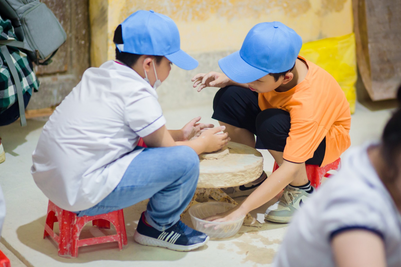 Các bạn học sinh lần đầu được trải nghiệm làm gốm.