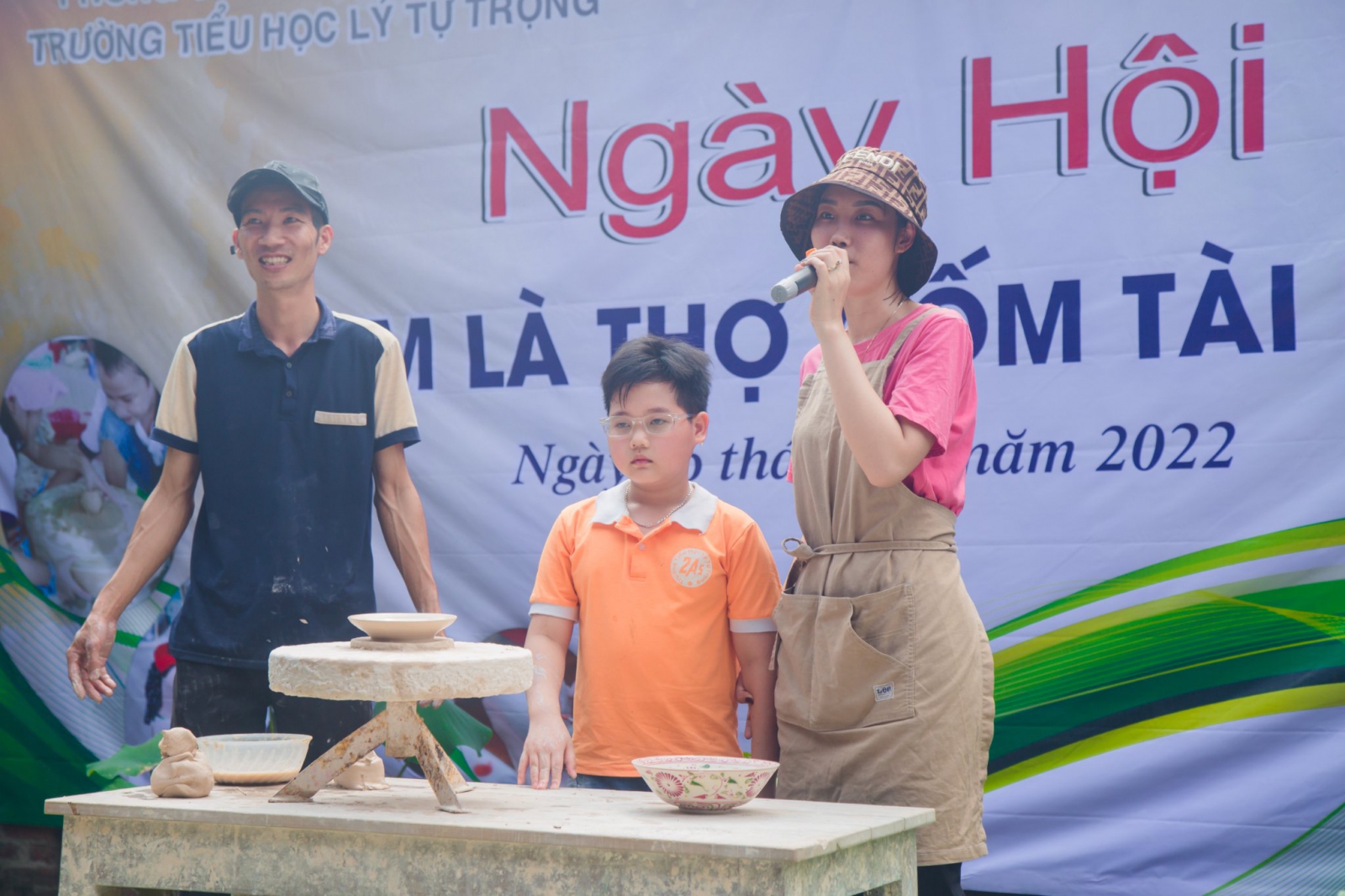 Các em học sinh giao lưu với các nghệ nhân làm gốm.