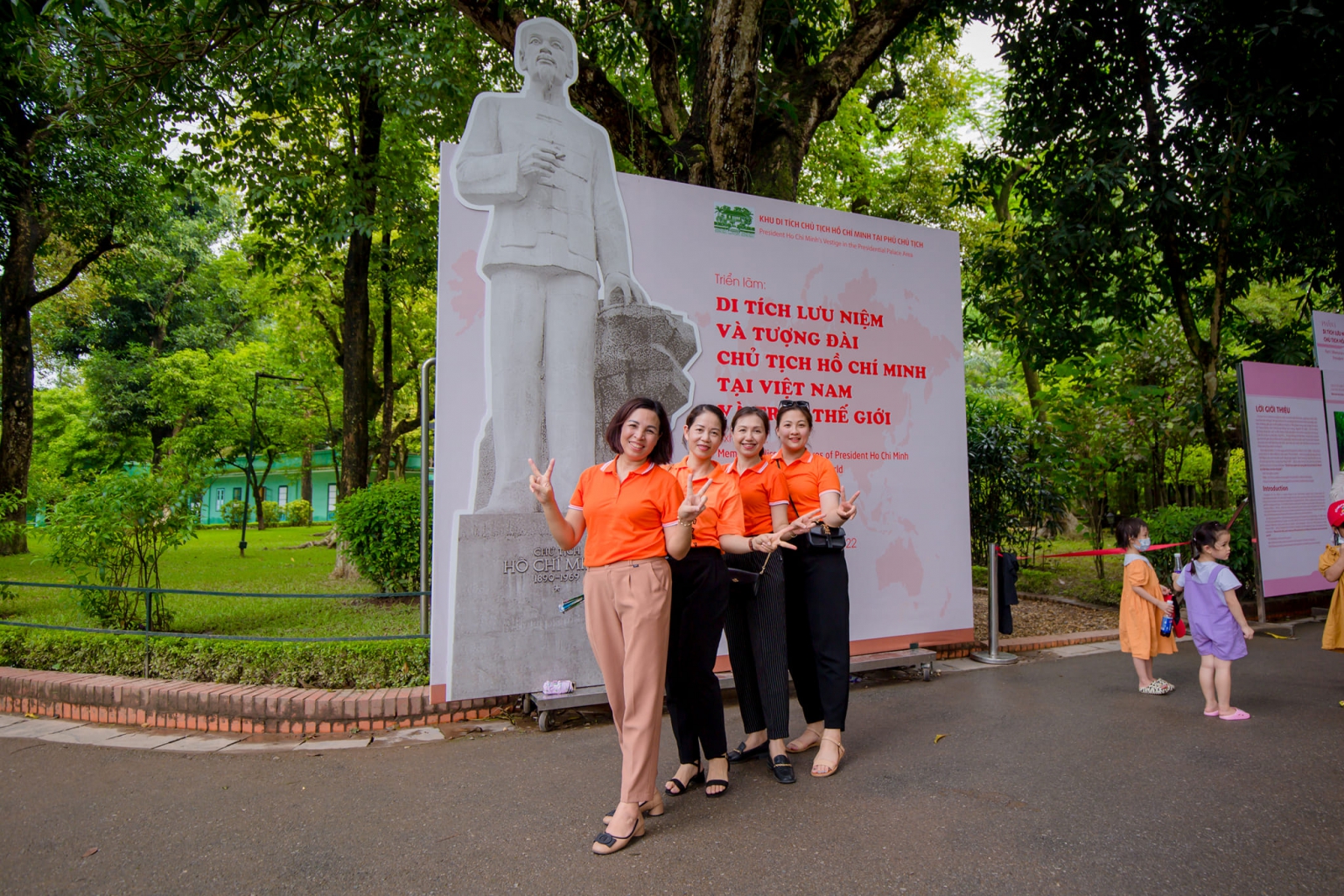 Các cô giáo trẻ trung năng động của trường Tiểu học Lê Văn Tám.