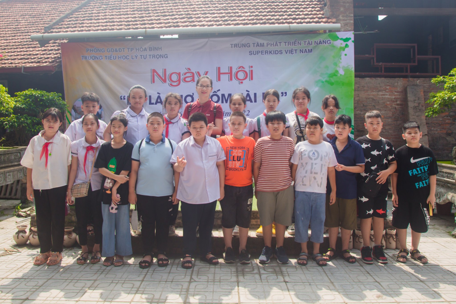 Học sinh chụp ảnh tại Làng Gốm Bát Tràng.