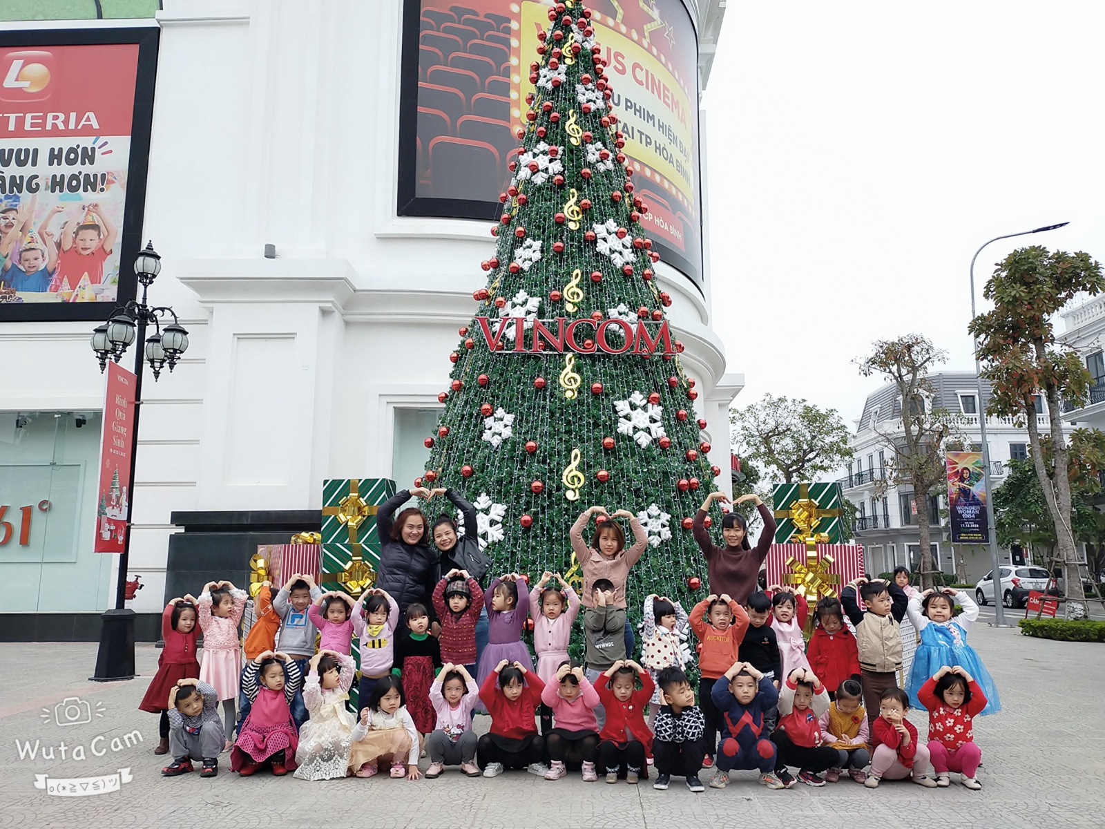 Tạo dáng cùng với cây thông Noel