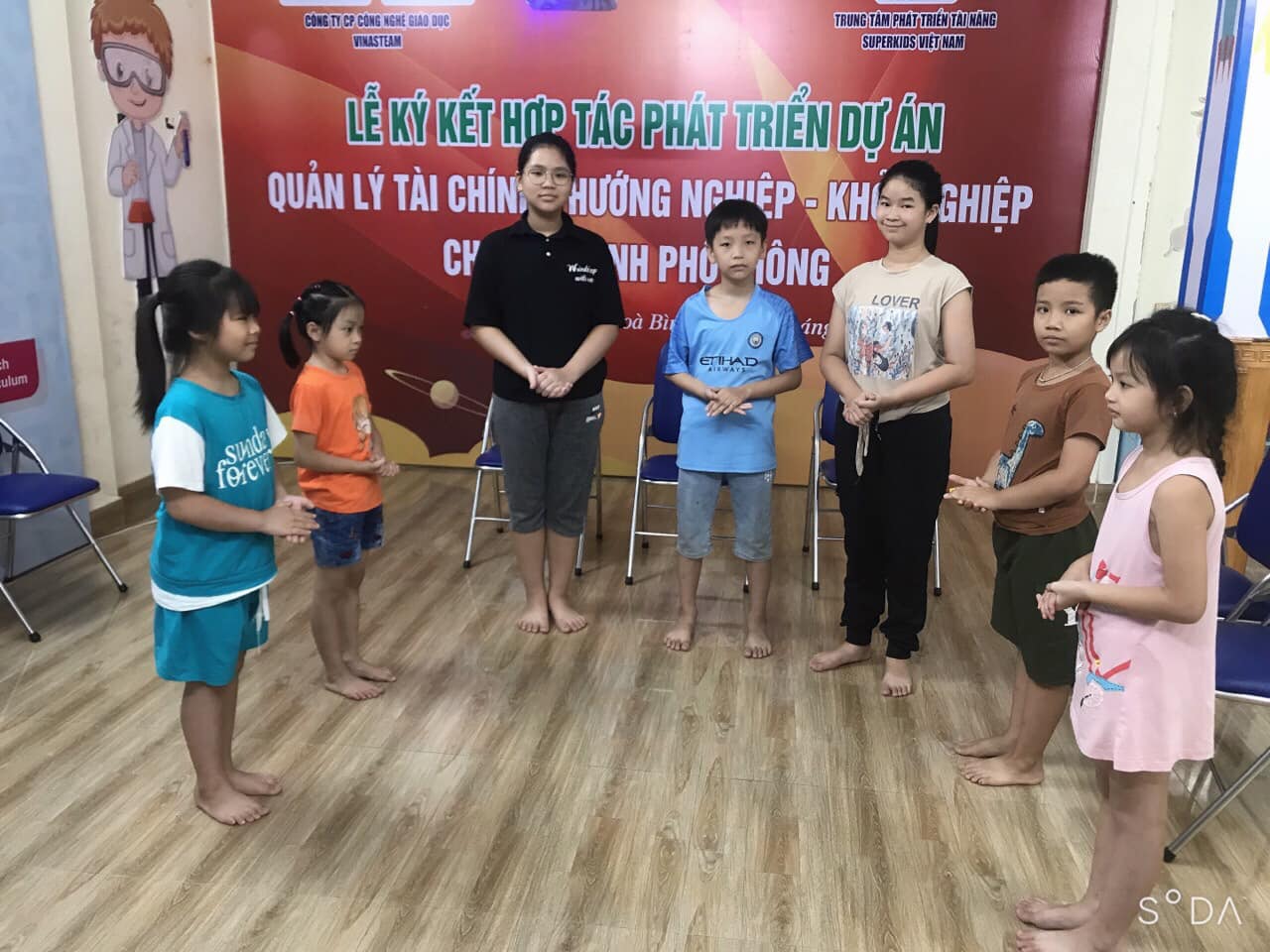 Tiết học giải phóng hình thể của các bạn nhỏ K4 MC nhí hè 2022