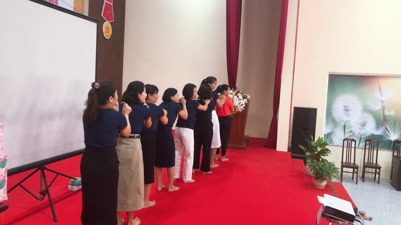 Giáo viên và các bậc phụ huynh tham gia cùng các em học sinh 