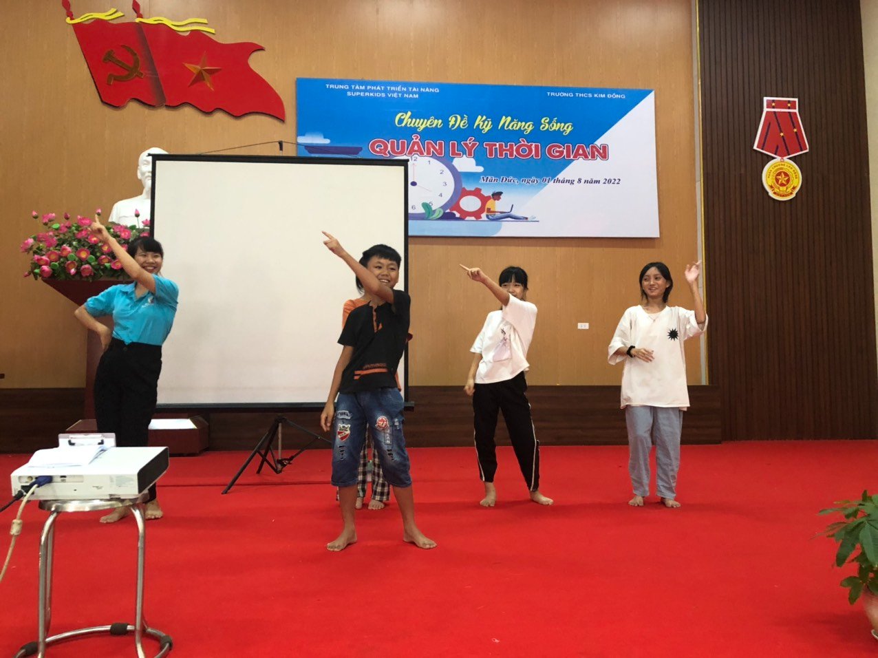 Trò chơi "Nhà Lãnh Đạo" giúp các em học sinh tự tin, thể hiện bản lĩnh của mình