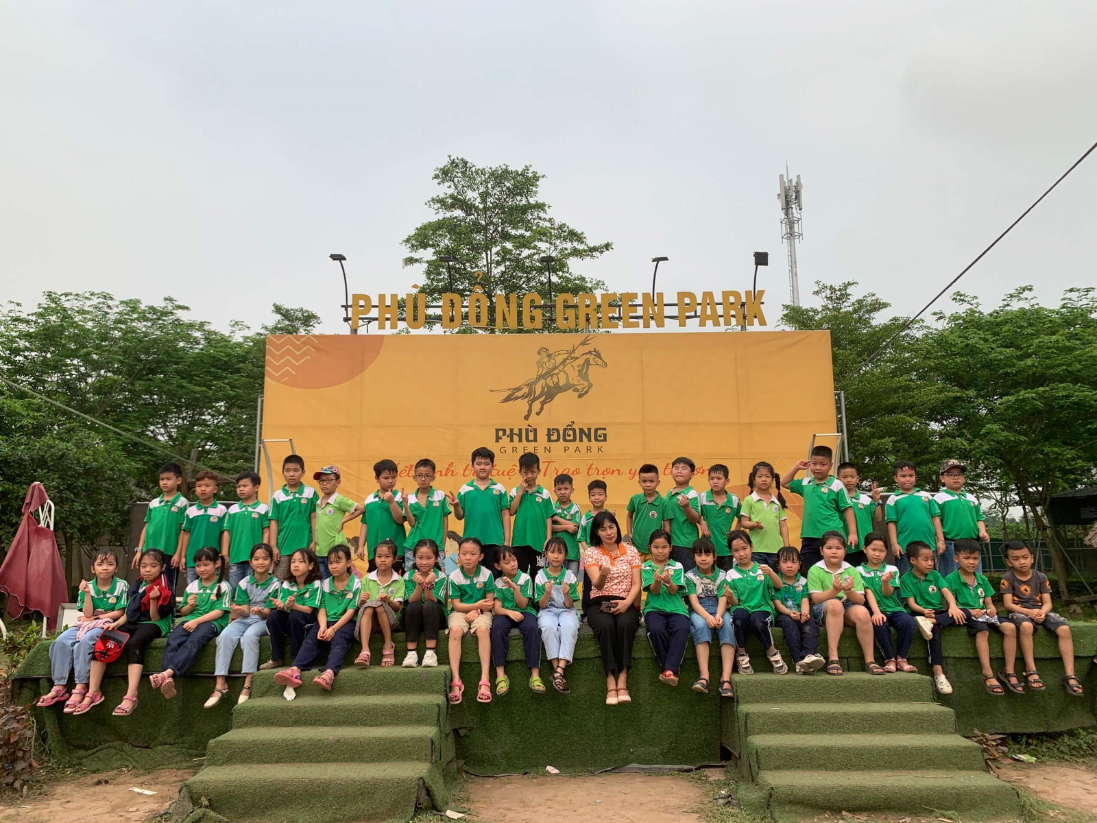 PHÙ ĐỔNG GREEN PARK CÓ GÌ? Đó là những câu hỏi của quý khách khi lựa chọn Superkids đồng hành. Dựa theo câu chuyện “Thánh Gióng”, Phù Đổng Greenpark giúp các em học sinh được sống trong không gian thần tiên của truyện cổ tích Thánh Gióng, được đắm mình trong tình yêu thương của mẹ Gióng với món cơm nắm muối vừng nuôi Gióng khôn lớn. Khi Gióng lớn nhanh như thổi, Gióng trở thành tráng sĩ và đánh giặc ngoại xâm. =>Các em học sinh được hóa thân làm Thánh Gióng và thể hiện làm tráng sĩ với Trò chơi “Đấu vật dân gian” cùng các nghệ nhân vui tính. Học sinh được trải nghiệm làm cơm nắm muối vừng. Được các cô chú thuyết minh dẫn dắt trở về với vòng tay thấm đẫm tình yêu thương của cha mẹ. Các em học sinh và thầy cô tiếp tục khám phá, trải nghiệm nhiều trò chơi, mô hình bổ ích và mới lạ tại Phù Đổng Green Park: + Vườn thú + Hồ cá Koi + Sasuke nhiều chặng + Cờ vua + Cờ tướng + Cá ngựa + Cờ ô ăn quan + Nặn gốm Ngoài ra, Các em học sinh hóa thân thành bác nông dân nhỏ cùng tham quan nhiều trải nghiệm hấp dẫn như: cho vật nuôi ăn, tìm hiểu về các con vật, trồng cây, bắt cá, làm gốm, viết thư pháp...vui chơi cầu tình yêu, xích đu, bập bênh… ________________________________ TRUNG TÂM PHÁT TRIỂN TÀI NĂNG SUPERKIDS VIỆT NAM Đơn vị tổ chức các tour du lịch trải nghiệm dành cho học sinh Mầm non, TH, THCS...Đơn vị tổ chức các chuyên đề và các chương trình teambuilding vui nhộn dành cho các nhà trường. Với đội ngũ hướng dẫn viên nhiệt tình, chu đáo, năng động. Tại các điểm du lịch nổi tiếng trên khắp cả nước. Hy vọng sẽ được phụ vụ quý thầy cô, các bậc phụ huynh và các em học sinh những chuyến đi ý nghĩa! Đ/C: Ngõ 445 Đường Hòa Bình, Phường Phương Lâm, TP Hòa Bình, Tỉnh Hòa Bình. Website: www.superkids.net.vn Liên hệ: 0837 785 666 - 0944 262 3163