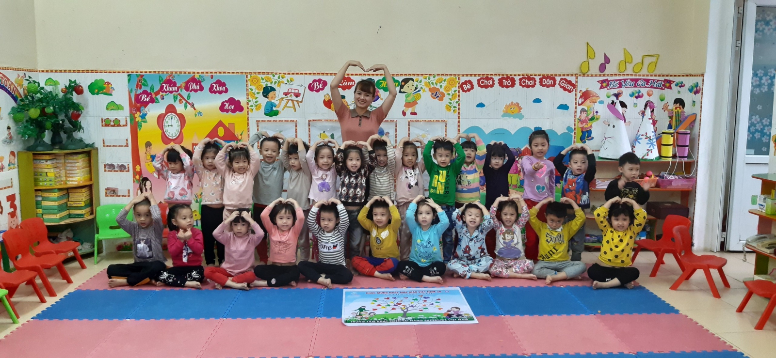 Bức tranh cây yêu thương của các bé mầm non Chăm Mát