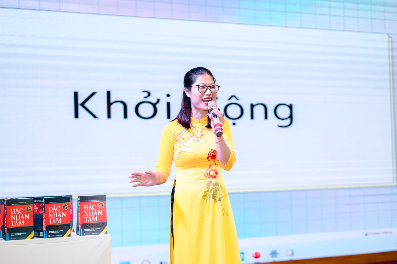 Diễn giả, chuyên gia đào tạo Lê Nhàn luôn tràn đầy năng lượng và lửa nhiệt huyết.