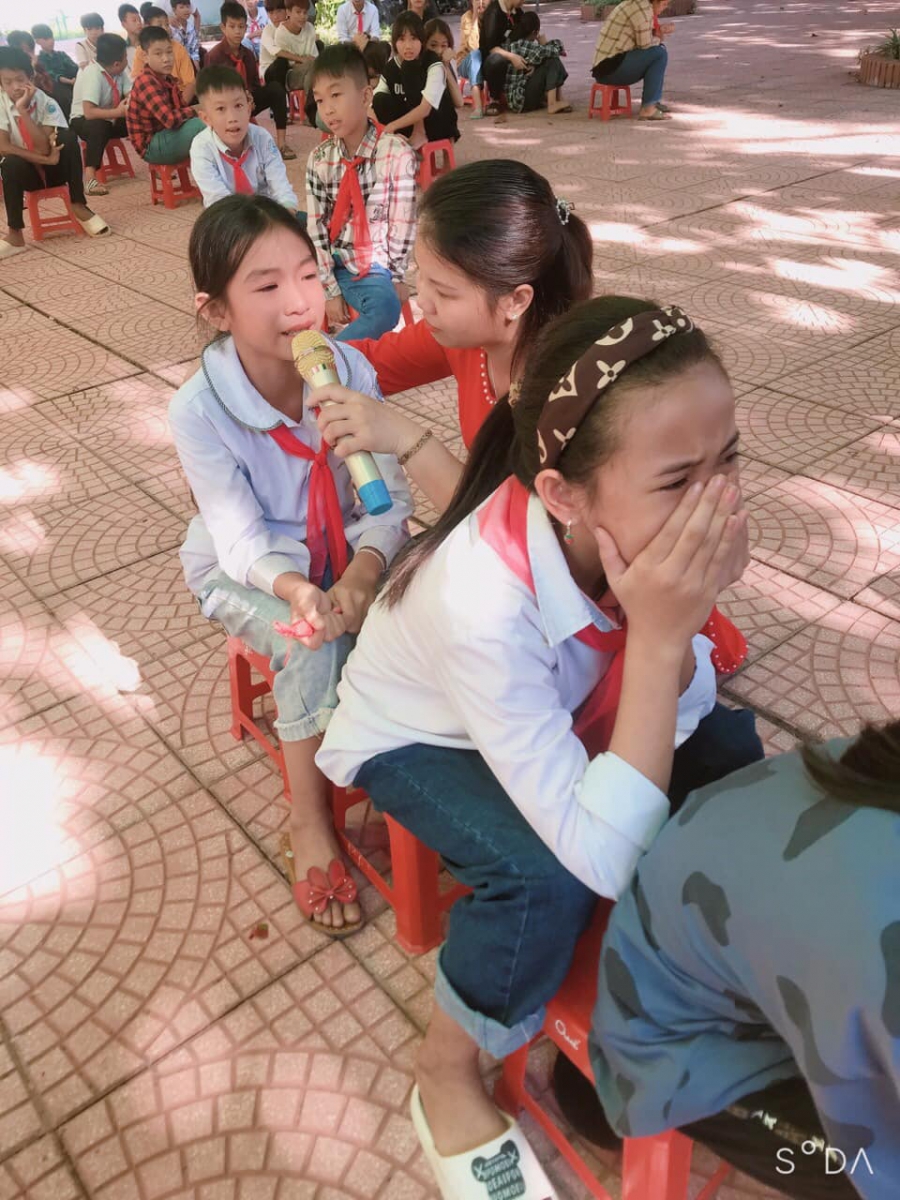 Những tiếng nấc nghẹn ngào xen lẫn lời cảm ơn và xin lỗi gửi đến cha mẹ.