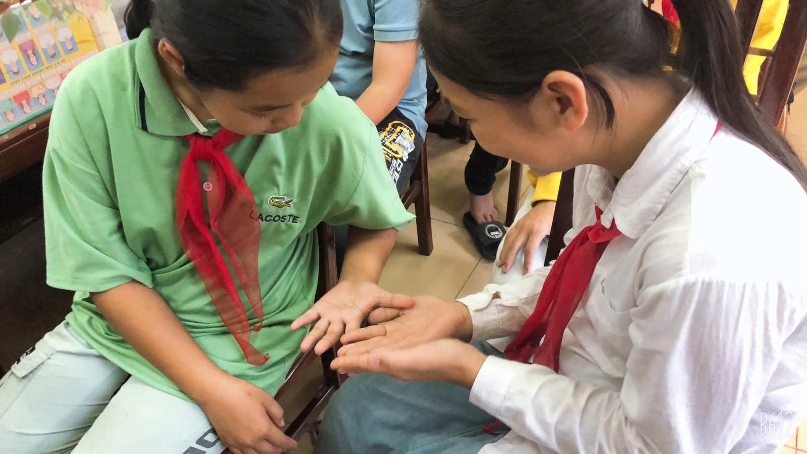 Học sinh tham gia hoạt động "Bình chọn đôi tay đẹp nhất"