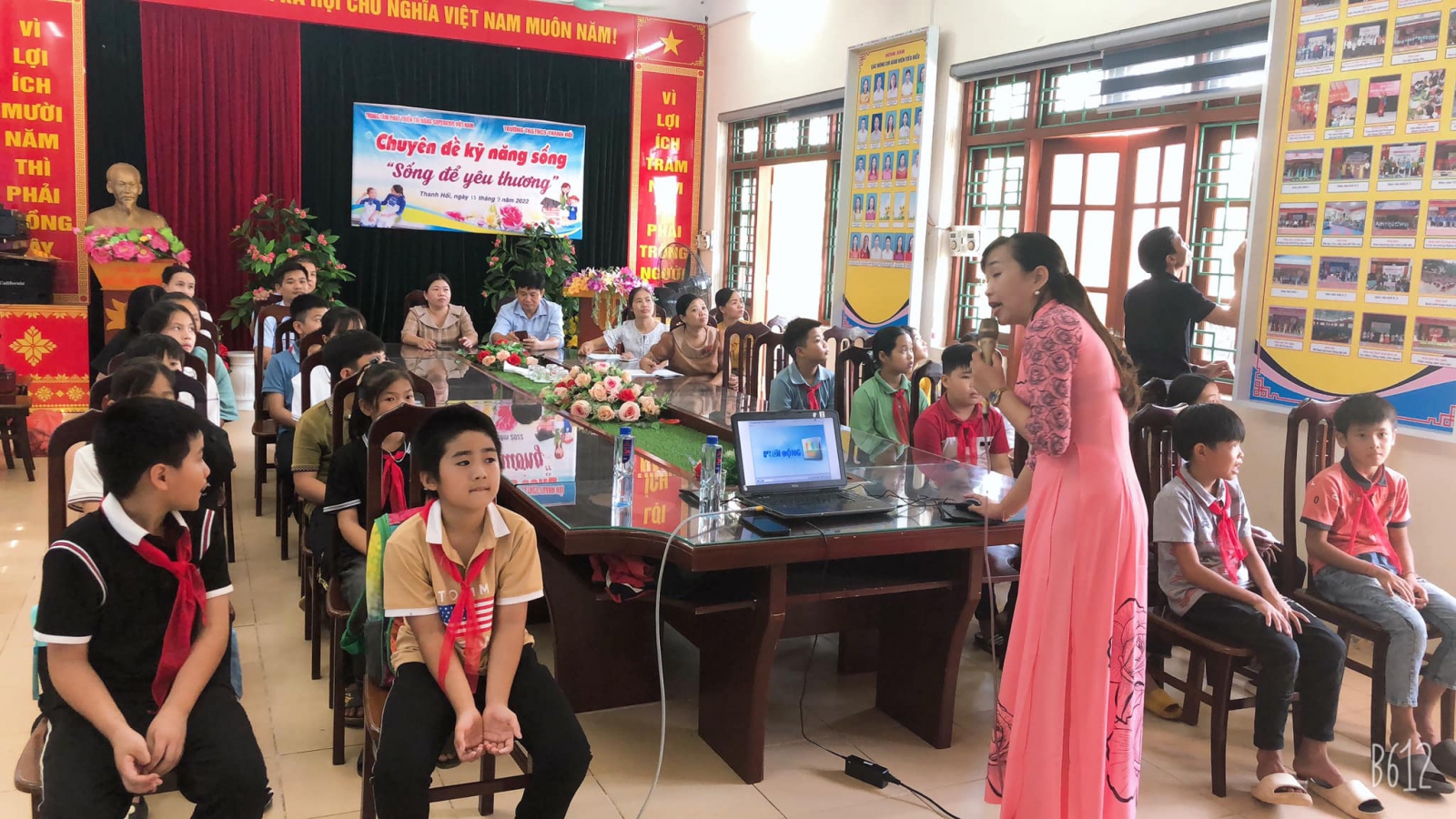 Thầy cô trong ban giám hiệu nhà trường rất chăm chú thi tham gia tiết học kỹ năng sống "Sống để yêu thương" khối 6.