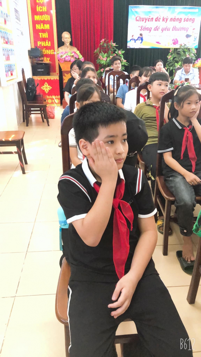 Mở đầu bài học là trò chơi khởi động "Ba, Má, Tôi". Hocj sinh rất hào hứng khi được tham gia.