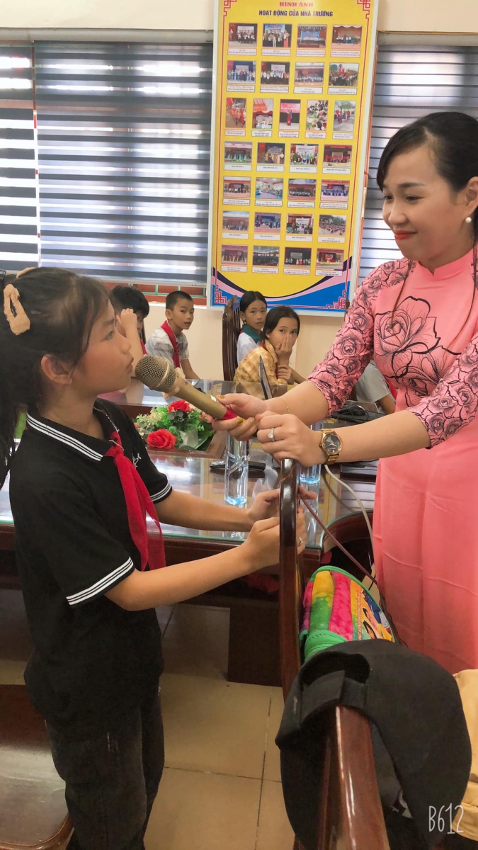 Các bạn học sinh khối 6 trường Thanh Hối đã bình chọn giữa hai bạn và đã tìm được ra đôi tay đẹp nhất.