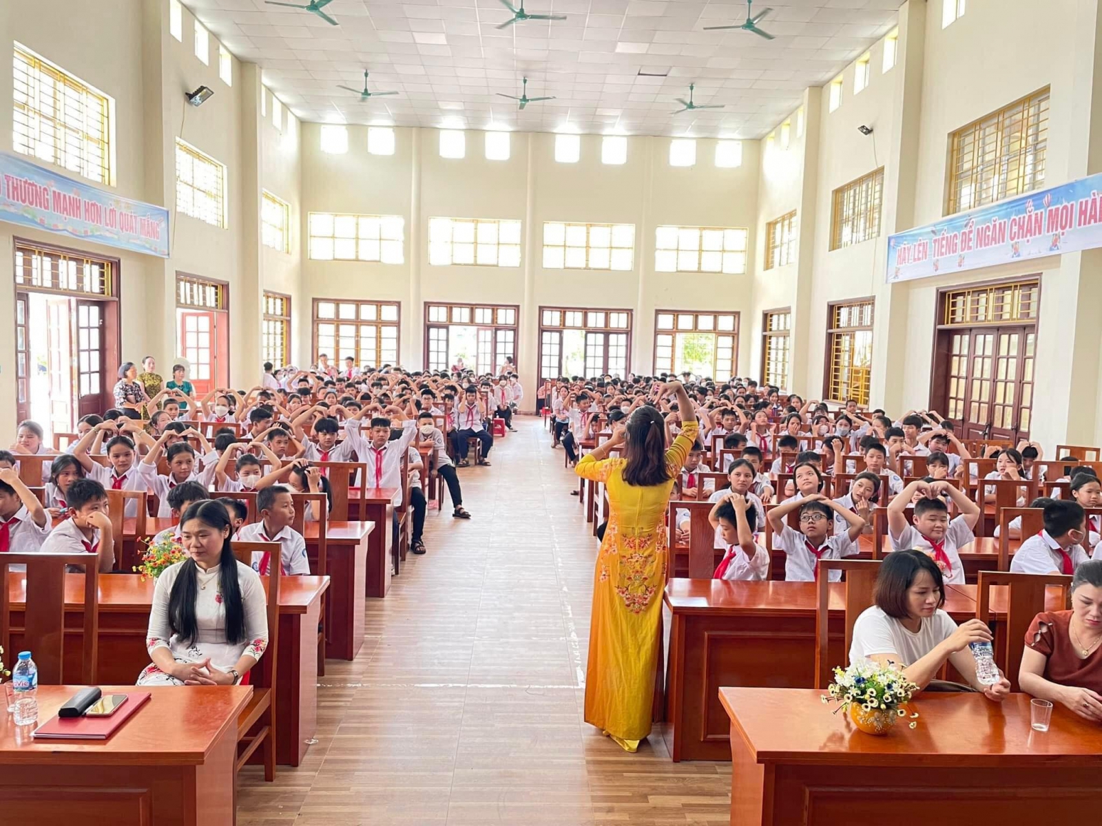 - Trang bị cho học sinh những kiến thức, giá trị, thái độ và kỹ năng sống phù hợp, cần thiết. Trên cơ sở đó hình thành cho học sinh những hành vi, thói quen lành mạnh, tích cực; loại bỏ những hành vi, thói quen tiêu cực trong các mối quan hệ, các tình huống và hoạt động hàng ngày. - Giúp học sinh: Làm chủ bản thân, thích ứng và biết cách ứng phó trước những tình huống khó khăn trong cuộc sống hằng ngày; Rèn cách sống có trách nhiệm với bản thân, gia đình, cộng đồng; Có hướng suy nghĩ tích cực và tự tin, tự quyết định và lựa chọn những hành vi đúng đắn. - Tạo mối quan hệ hợp tác giáo dục với các đơn vị trường học tốt nhất; phát huy khả năng trong việc tổ chức các hoạt động giáo dục; phát hiện những năng khiếu, phẩm chất, năng lực của học sinh; góp phần thực hiện tốt mục tiêu giáo dục hiện nay. - Tăng cường sự phối hợp giữa nhà trường, gia đình và xã hội, tạo môi trường thuận lợi để giáo dục KNS cho học sinh. Tự hào bản thân – tự tin toả sáng