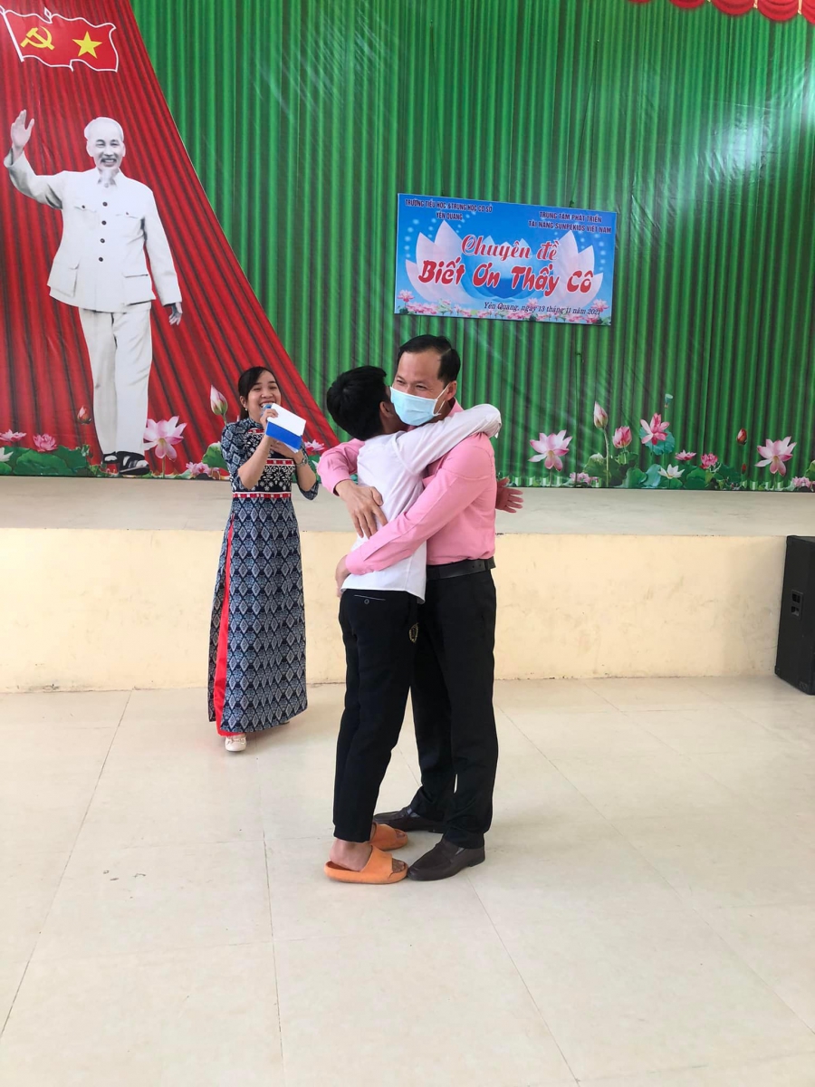 Kế hoạch giảng dạy Chuyên đề Kỹ năng sống tại các Trường TH & THCSTại  Nội dung các chuyên đề.  Tự hào bản thân – tự tin toả sáng. Tôn trọng kỷ luật. Sống yêu thương và Biết ơn cha mẹ. Quản lý cảm xúc – kiểm soát bản thân. Phòng chống mâu thuẫn – Bạo lực học đường. Kỹ năng quản lý thời gian trong học tập. Sống có trách nhiệm. Kỹ năng giao tiếp ứng xử. Trang bị cho học sinh những kiến thức, giá trị, thái độ và kỹ năng sống phù hợp, cần thiết. Trên cơ sở đó hình thành cho học sinh những hành vi, thói quen lành mạnh, tích cực; loại bỏ những hành vi, thói quen tiêu cực trong các mối quan hệ, các tình huống và hoạt động hàng ngày Trung tâm Superkids  tổ chức giảng dạy các Chuyên đề Kỹ năng sống cho các em học sinh khối TH & THCS năm học 2022 - 2023. Quý thầy cô quan tâm vui lòng liên hệ để được tư vấn chi tiết.  Trung tâm phát triển tài năng Superkids Việt Nam liên tục tuyển sinh Dành cho học sinh từ 3-18 tuổi. #Lớp_MC_nhí. #lớp_KNS_Đánh_thức_tiềm_năng. #Tổ_chức_tour_Du_lịch_trải_nghiệm #Giảng_dạy_chuyên_đề_Kỹ_năng_sống_tại_nhà_trường.  Ngõ 445 Đường Hòa Bình, Phường Phương Lâm, TP Hòa Bình, Tỉnh Hòa Bình.  Website: www.superkids.net.vn Liên hệ: E Thùy 0837785666