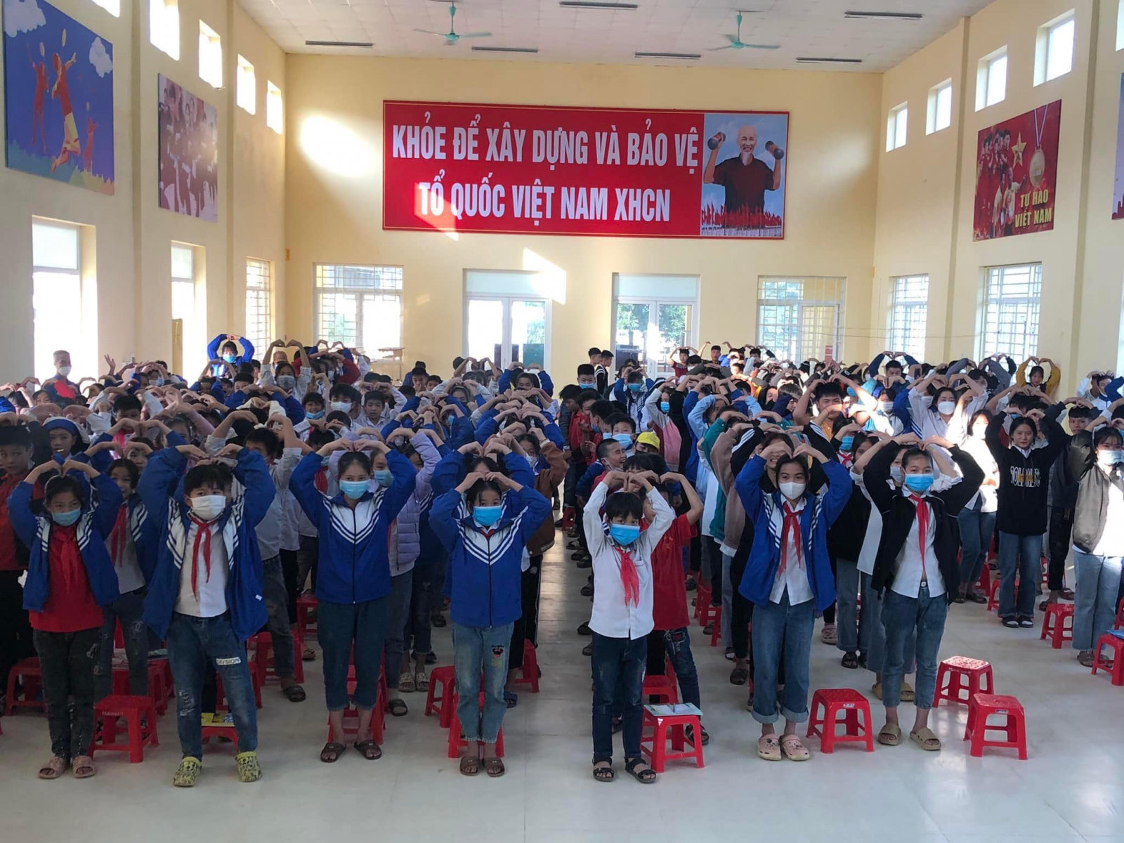 Khi các em tham chuyên đề các em học sinh được tham gia trò chơi khởi động "Gió thổi"