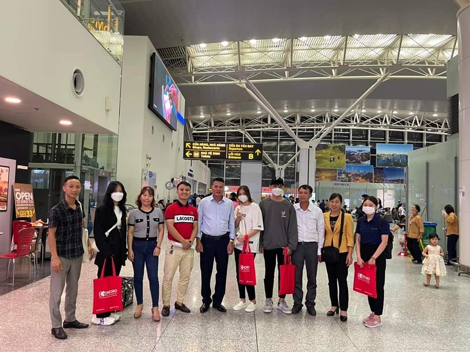 Giải đáp thắc mắc về điều kiện du học Nhật Bản? Mặc dù thông tin điều kiện du học Nhật Bản được chia sẻ khá đầy đủ và chi tiết trên fanpage và website của Kokoro, xong vẫn có nhiều bạn ứng viên thắc mắc về điều kiện du học Nhật. Dưới đây là một số thắc mắc phổ biến: Bị mất học bạ THPT có đi du học Nhật được không? Trường hợp bị mất học bạ THPT vẫn có thể đi du học Nhật Bản. Bạn có thể làm đơn xác nhận mất học bạ, có chữ ký công chứng, đồng thời, xin bảng điểm tại phòng giáo dục và đào tạo địa phương. Bảng điểm xấu có được đi du học Nhật? Điều này phụ thuộc phần nhiều vào trường du học mà bạn chọn lựa. Thông thường, các trường sẽ yêu cầu ứng viên có điểm trung bình THPT từ 6.5 trở lên. Tuy nhiên, cũng có những trường Nhật ngữ tạo điều kiện thuận lợi, nhận ứng viên từ 6.0 trở lên. Học hết cấp 2 (THCS) có thể đi du học Nhật? Điều kiện tối thiểu để đi du học Nhật Bản là tốt nghiệp THPT (cấp 3) trở lên. Vì thế, nếu tốt nghiệp cấp 2, bạn không thể đi du học Nhật. Thay vào đó, bạn có thể chọn lựa chương trình XKLĐ Nhật Bản. Xăm hình có được đi du học Nhật không? Thực tế, vấn đề hình xăm của du học sinh Nhật không quá khắt khe như khi đi XKLĐ Nhật Bản. Tuy nhiên, nếu có hình xăm lớn tại những vị trí dễ nhìn thấy như cánh tay thì bạn có thể không được nhận. Người bị cận thị có được đi du học Nhật? Trường hợp bị cận thị bạn vẫn có thể đi du học Nhật. Thế nhưng, để đảm bảo quá trình học tập thuận lợi, bạn có thể sử dụng biện pháp trị liệu, hay mổ mắt với những trường hợp cận quá nặng.