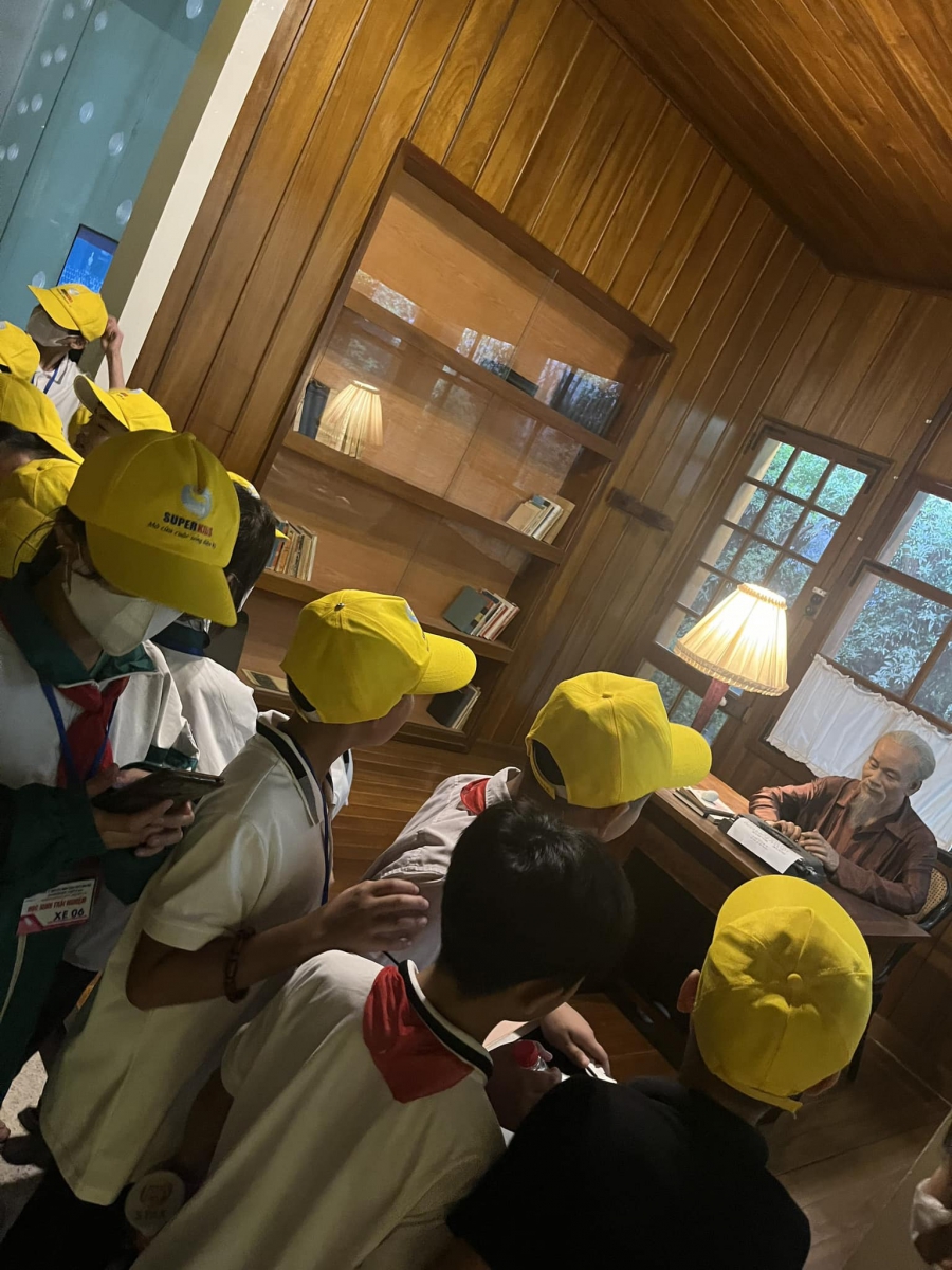 Học sinh tham quan khu làm việc của chủ tịch Hồ Chí Minh khi người còn sống.