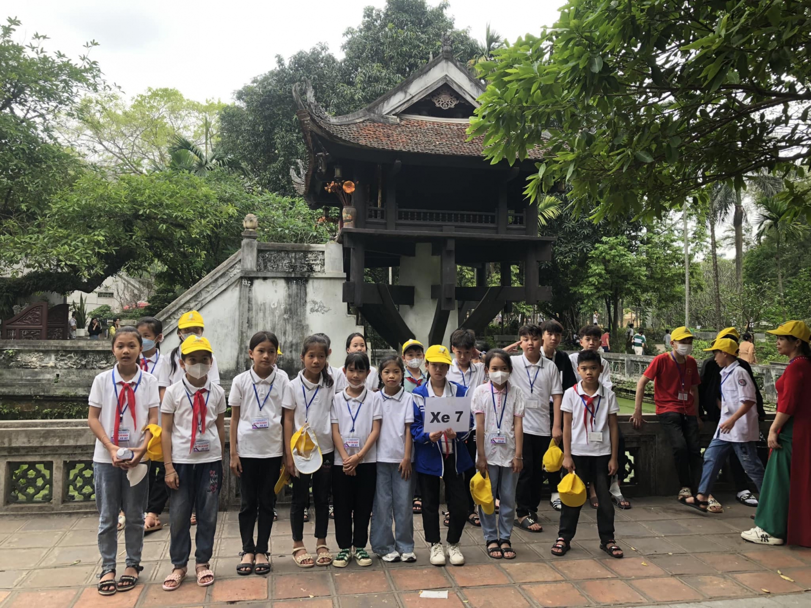 Học sinh cùng thầy cô tham quan và trải nghiệm điểm di tích lịch sử Chùa Một Cột