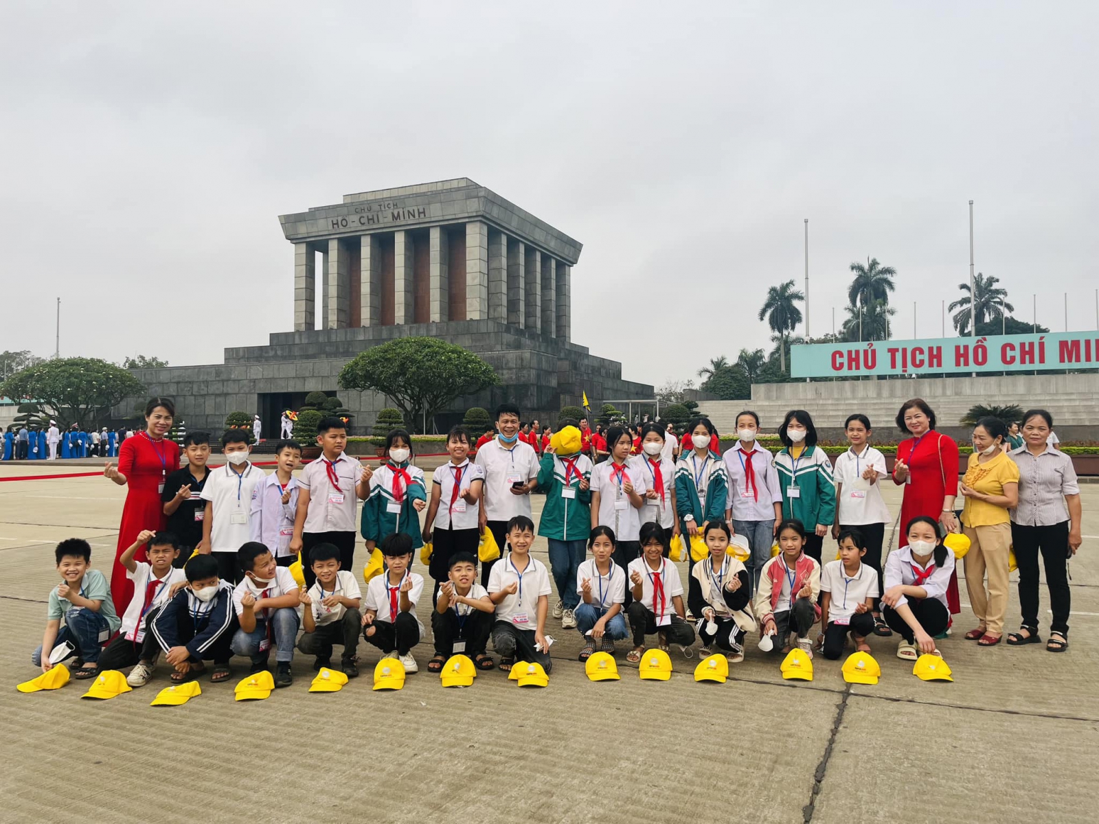 Thầy và trò trường tiểu học và trung học cơ sở Tây Phong, huyện Cao Phong tại khu di tích lịch sử Lăng Bác