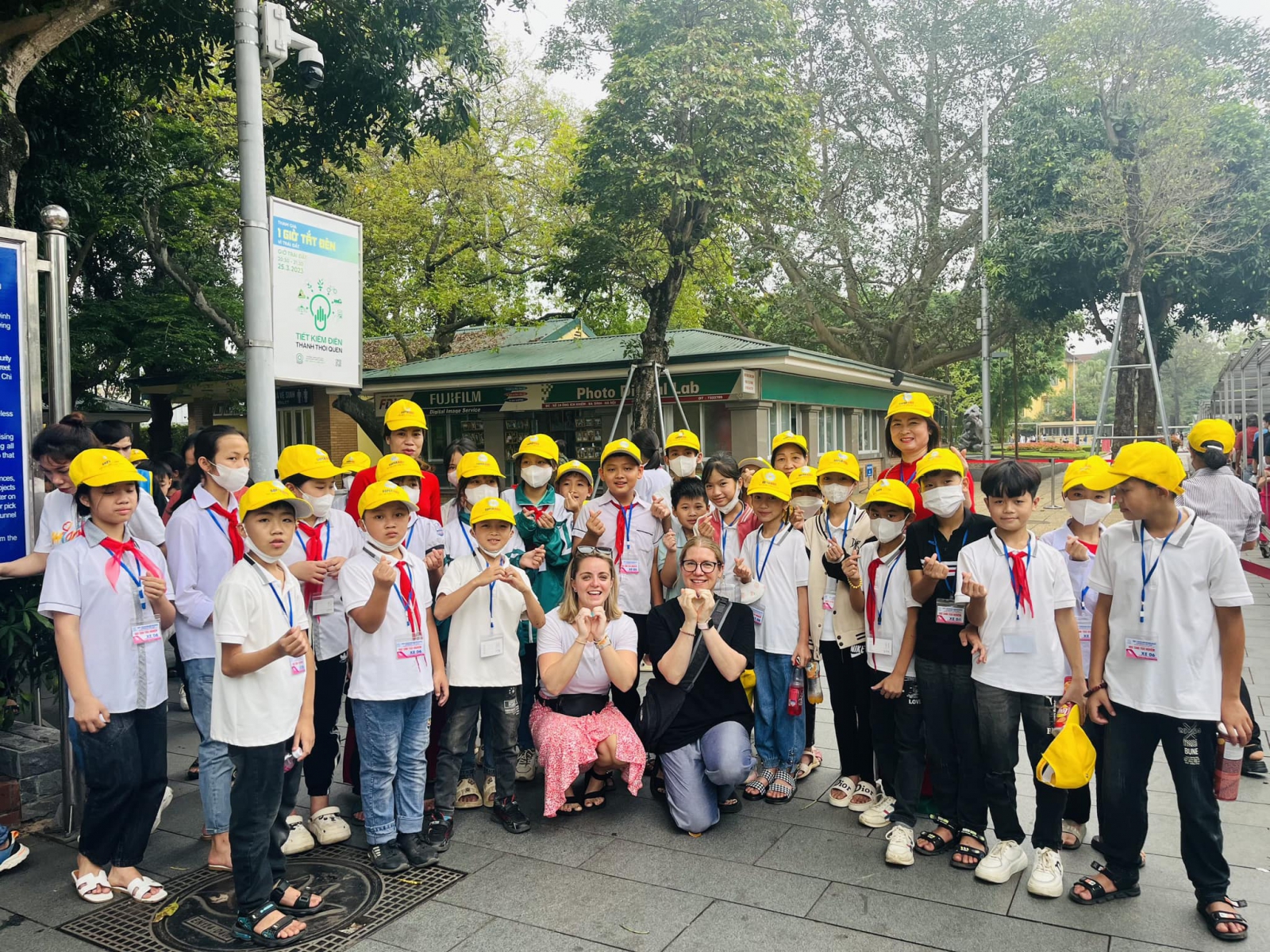 Hoạt động giao tiếp với người nước ngoài tại các điểm du lịch.