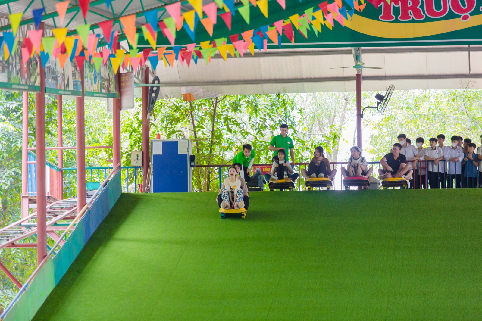 Hoạt động vui chơi giải trí với các trò chơi trong khu du lịch Đảo Ngọc Xanh