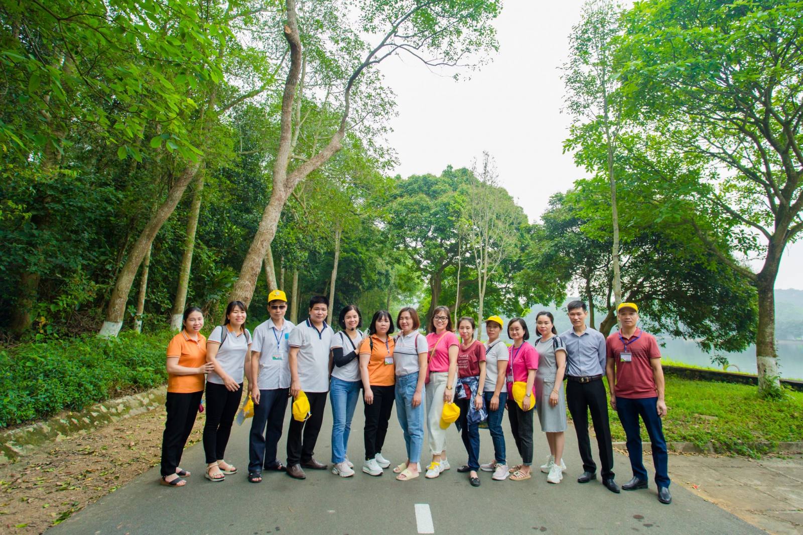 Thầy cô đi tham quan khu di tích lịch sử k9 Đá Chông, nơi từng là căn cứ hoạt động cách mạng,
