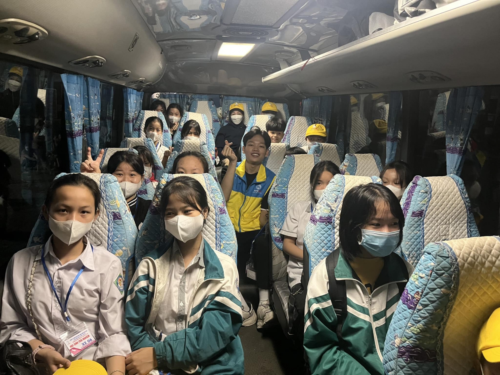 Từ sáng sớm các em học sinh đã được đội ngũ HDV và ekip đón đưa tận trường,