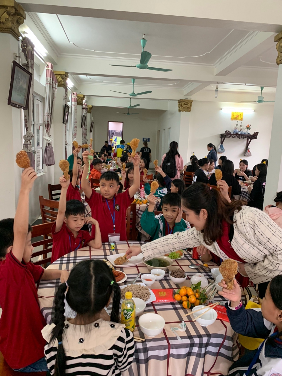 Bữa trưa vui vẻ cùng thầy cô và các em học sinh tại nhà hàng.