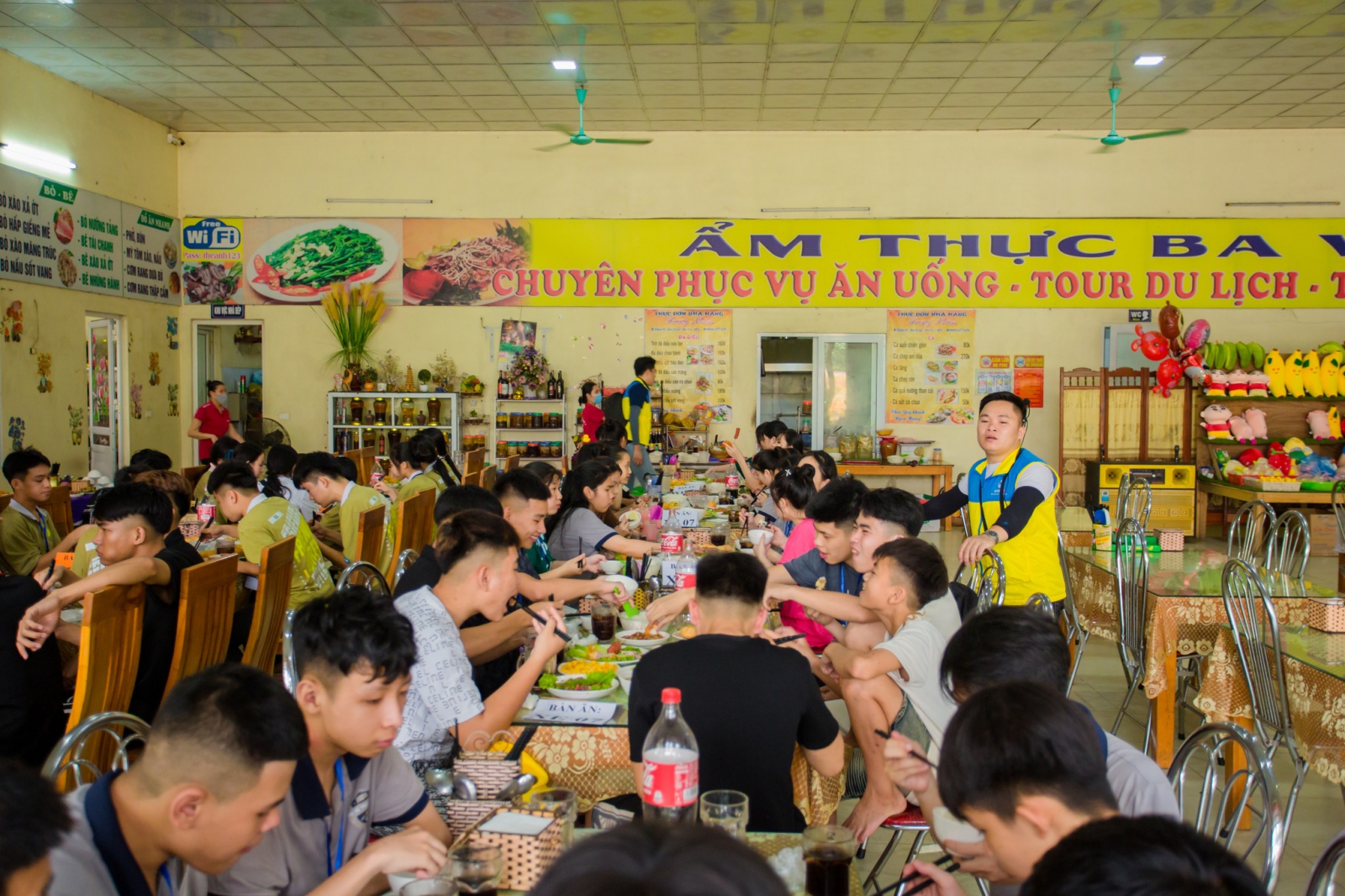 Bữa trưa ngon miệng và chu đáo tại nhà hàng dành cho toàn thể thầy cô giáo, phụ huynh và các em học sinh.