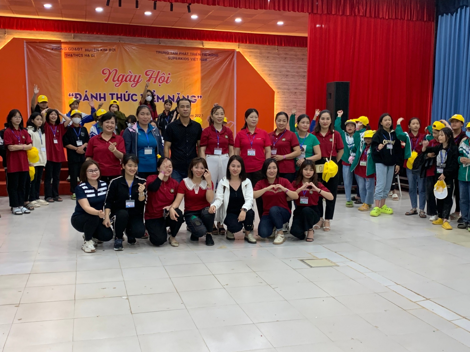 Hiệu trưởng, thầy cô và các bậc phụ huynh cùng tham gia chơi hoạt dộng teambuilding cùng học sinh.