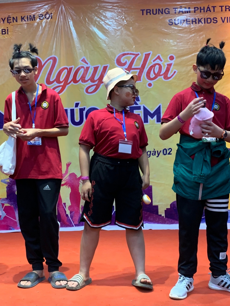 Hoạt động teambuilding sôi động và vui nhộn cùng thầy cô, các bậc phụ huynh và học sinh.