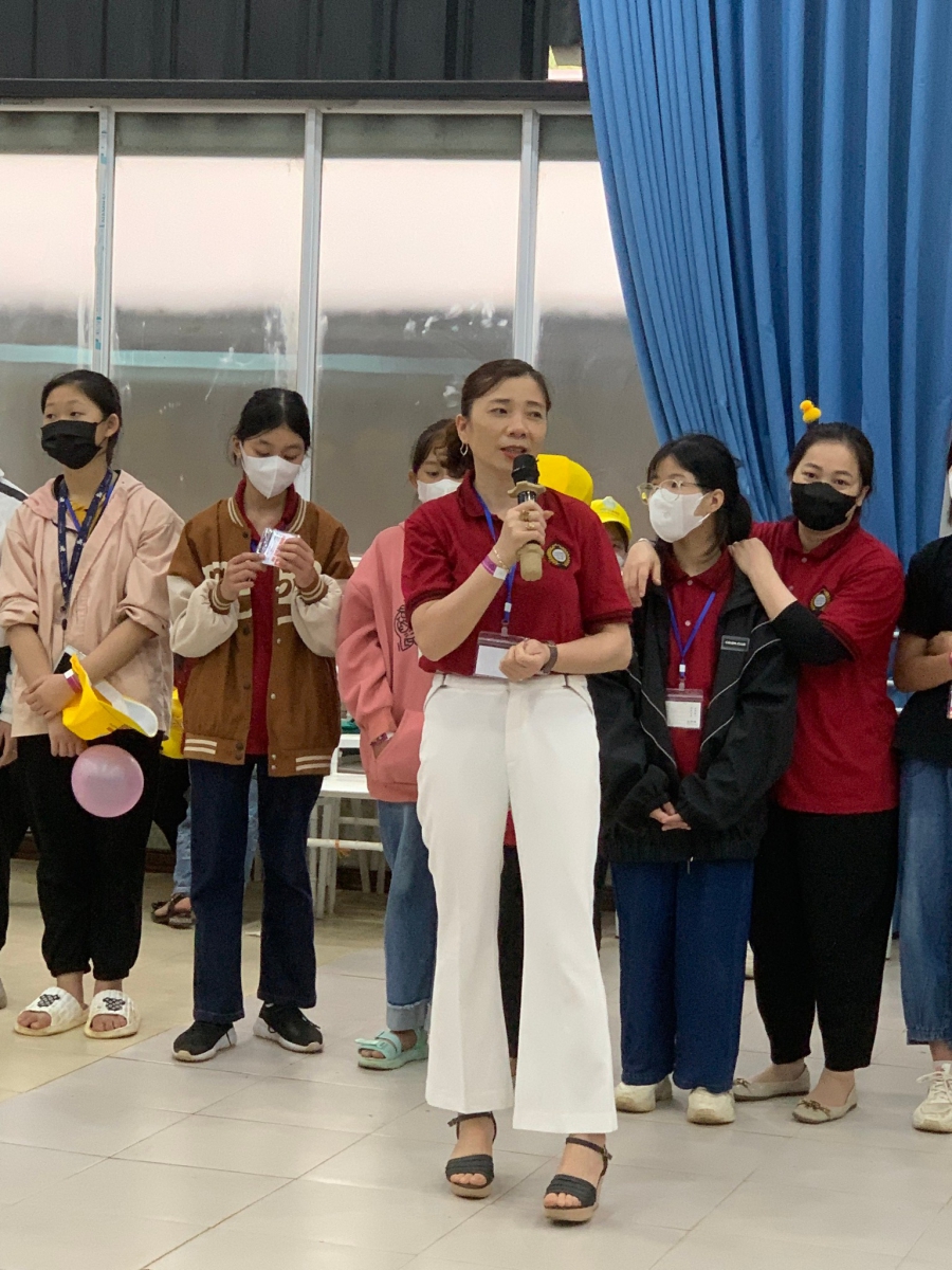 Hiệu trưởng nhà trường lên phát biểu cảm ơn về buổi trải nghiệm thú vị cùng học sinh.